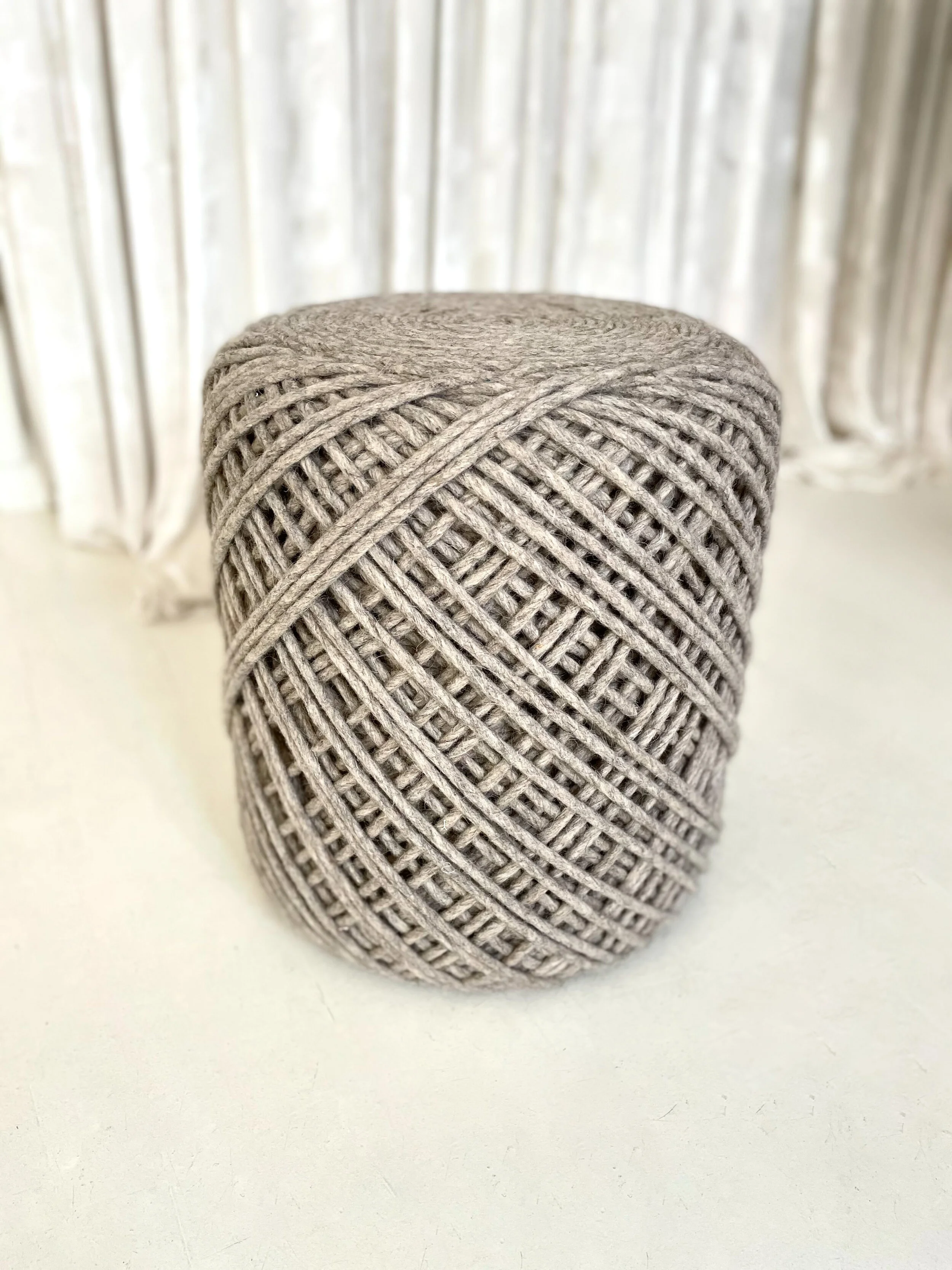 Pouf pelote de laine