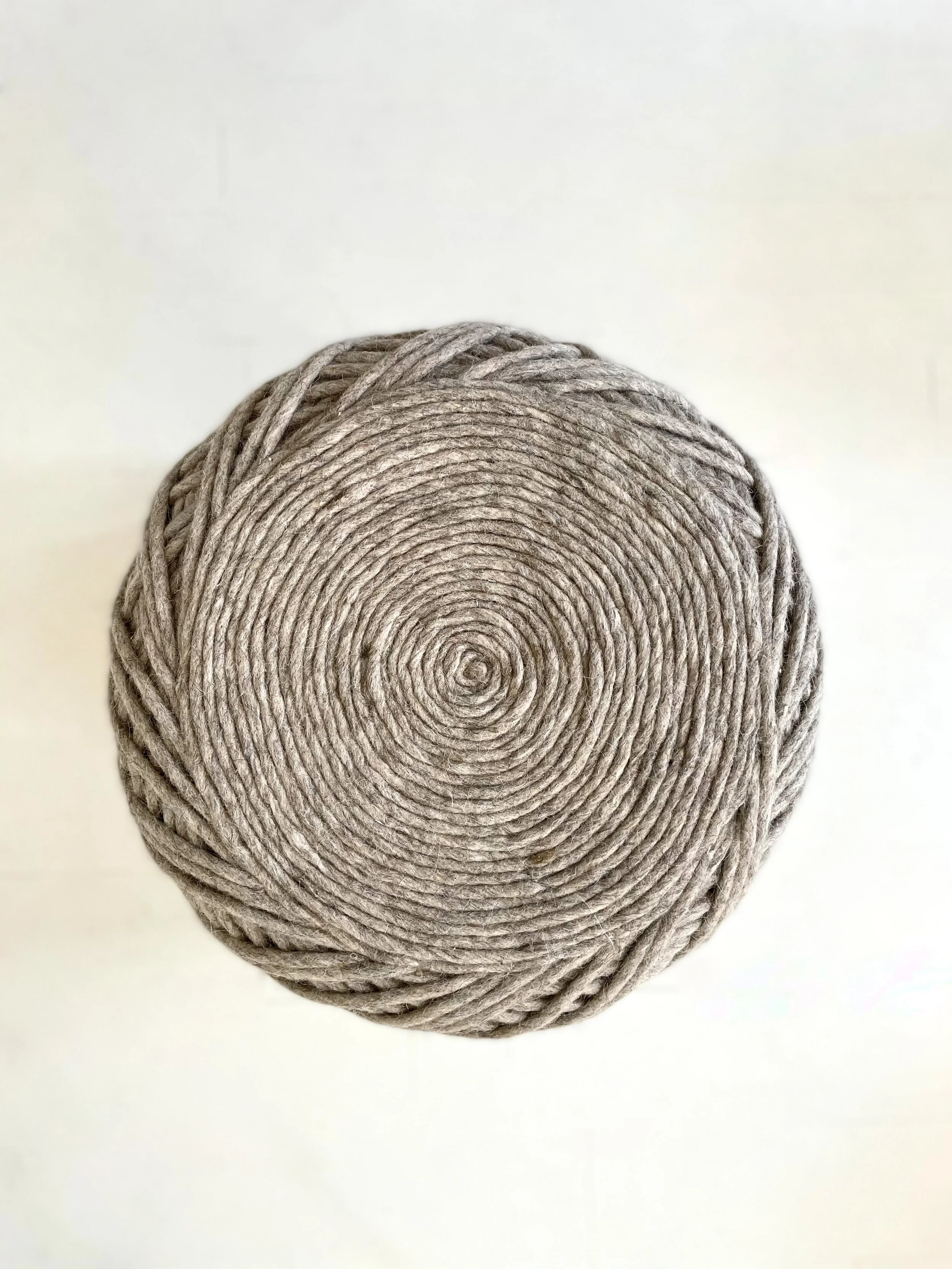 Pouf pelote de laine