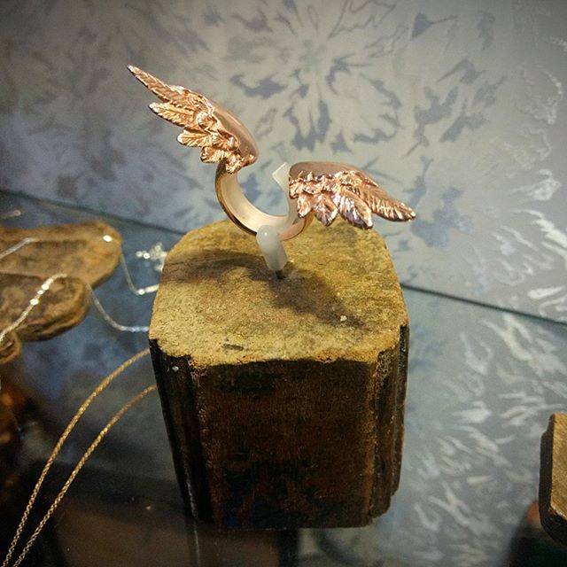 Oh hello there rose gold 'Victory' wing ring!....... A beautiful statement ring, designed and made by Wall &amp; Jones resident jeweller Odette @odettejewellery ..... When you wear it, it looks like little wings are growing out of your finger.
.
.
#h