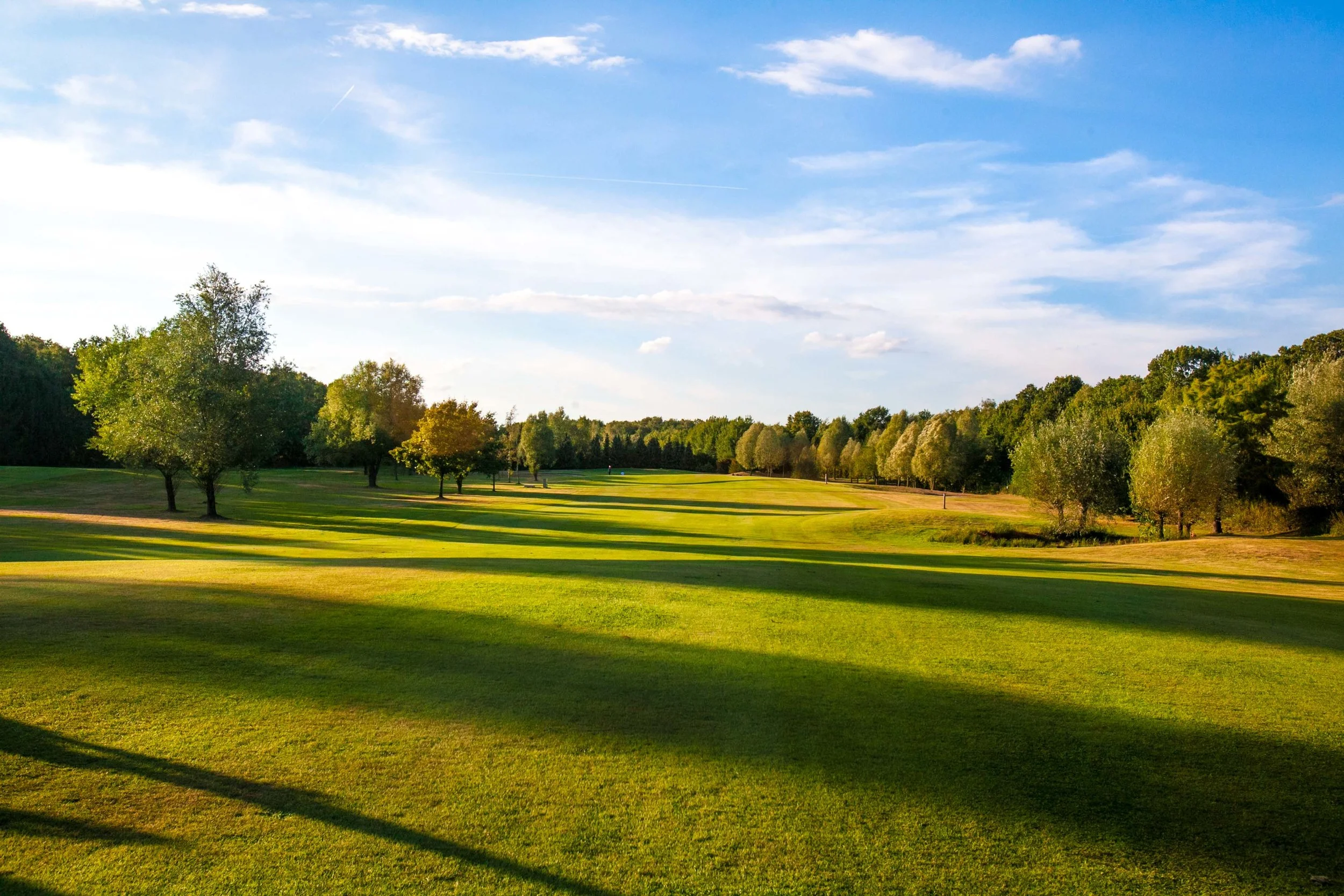 Onze greenfeetarieven zijn € 57,50 voor een 18 holes ronde & € 37,50 voor een 9 holes ronde (jeugd tot 16 jaar krijgt 50% korting op de geldende tarieven). Daarnaast hebben we diverse abonnementen & arrangementen .