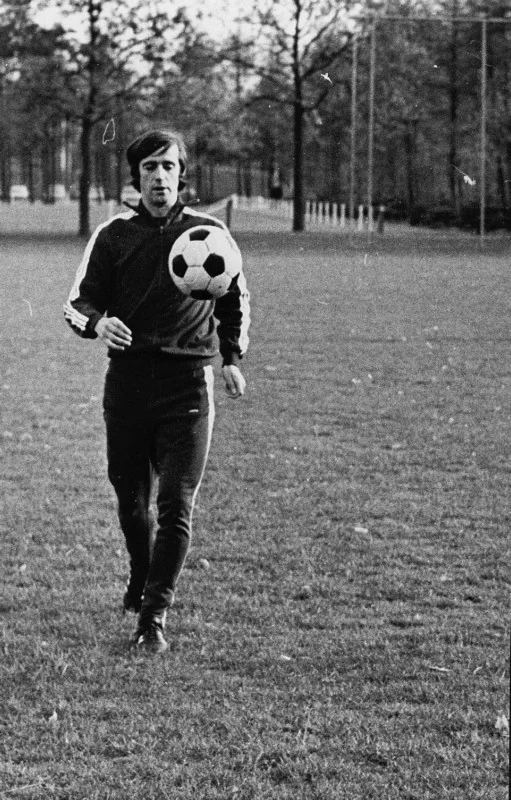op de foto ‘Mister PSV’, topscorer aller tijden van PSV, topscorer van de Nederlandse eredivisie, winnaar van vele prijzen: Willy van der Kuijlen... hier ‘aan de slag’ op een training op het complex aan de welschapsedijk.