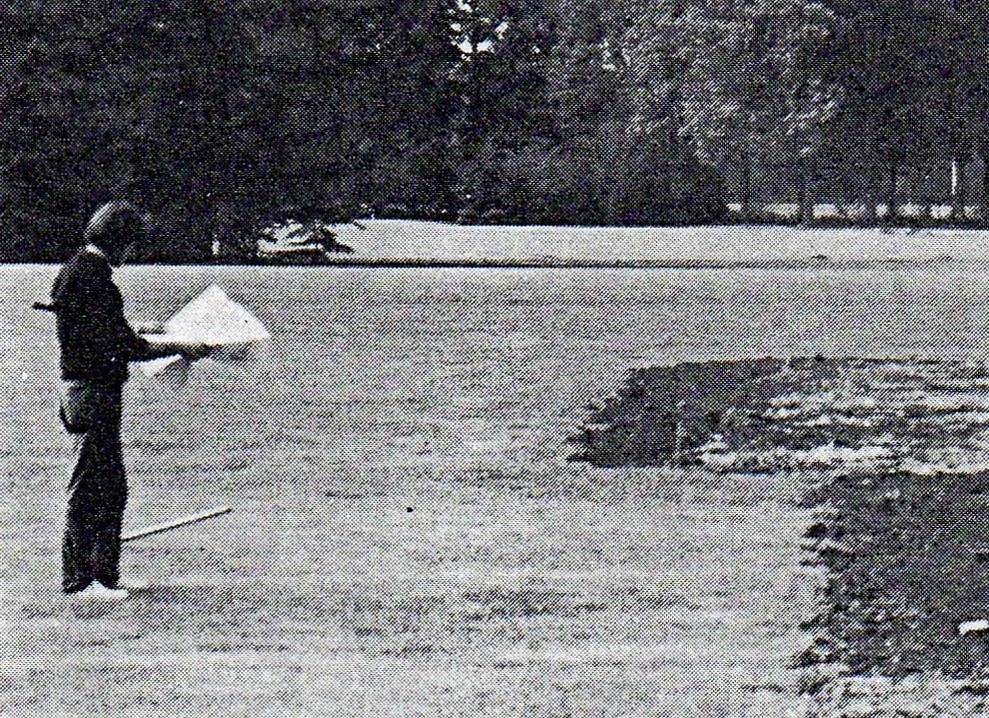  op de foto André jeurissen in 1985 met baantekeningen in de hand op de huidige hole 10.   De aanleg van de 9 holes golfbaan  Philips heeft de aanleg van de 9 holes golfbaan voor haar rekening genomen en het geheel werd gehuurd door André &amp; Annie