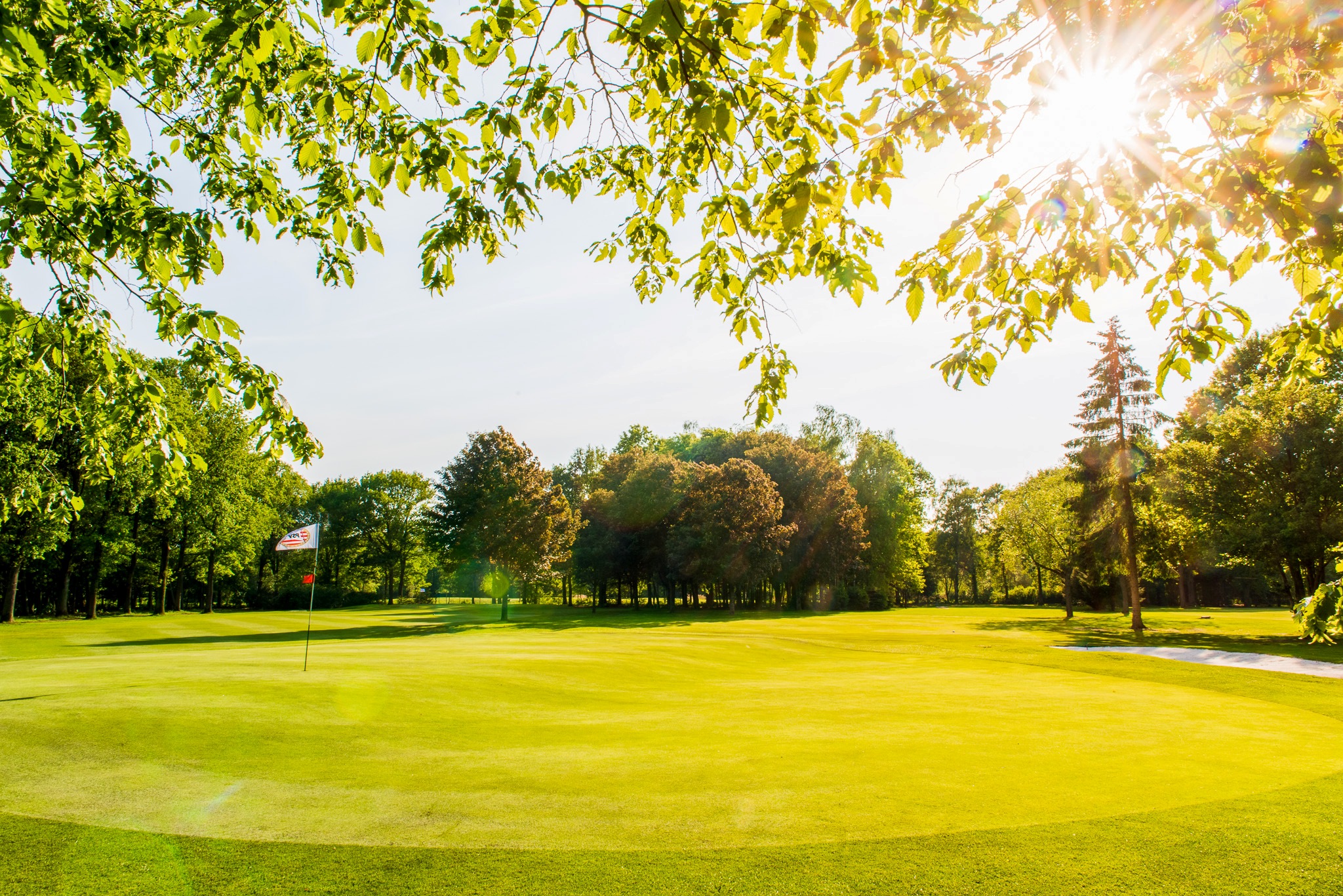 Hole 18 de laatste hole van de baan is een lastige par 3 van een kleine 150 meter met een green op twee niveaus die ‘bewaakt’ wordt door twee bunkers… en met het terras van het clubhuis in het zicht…