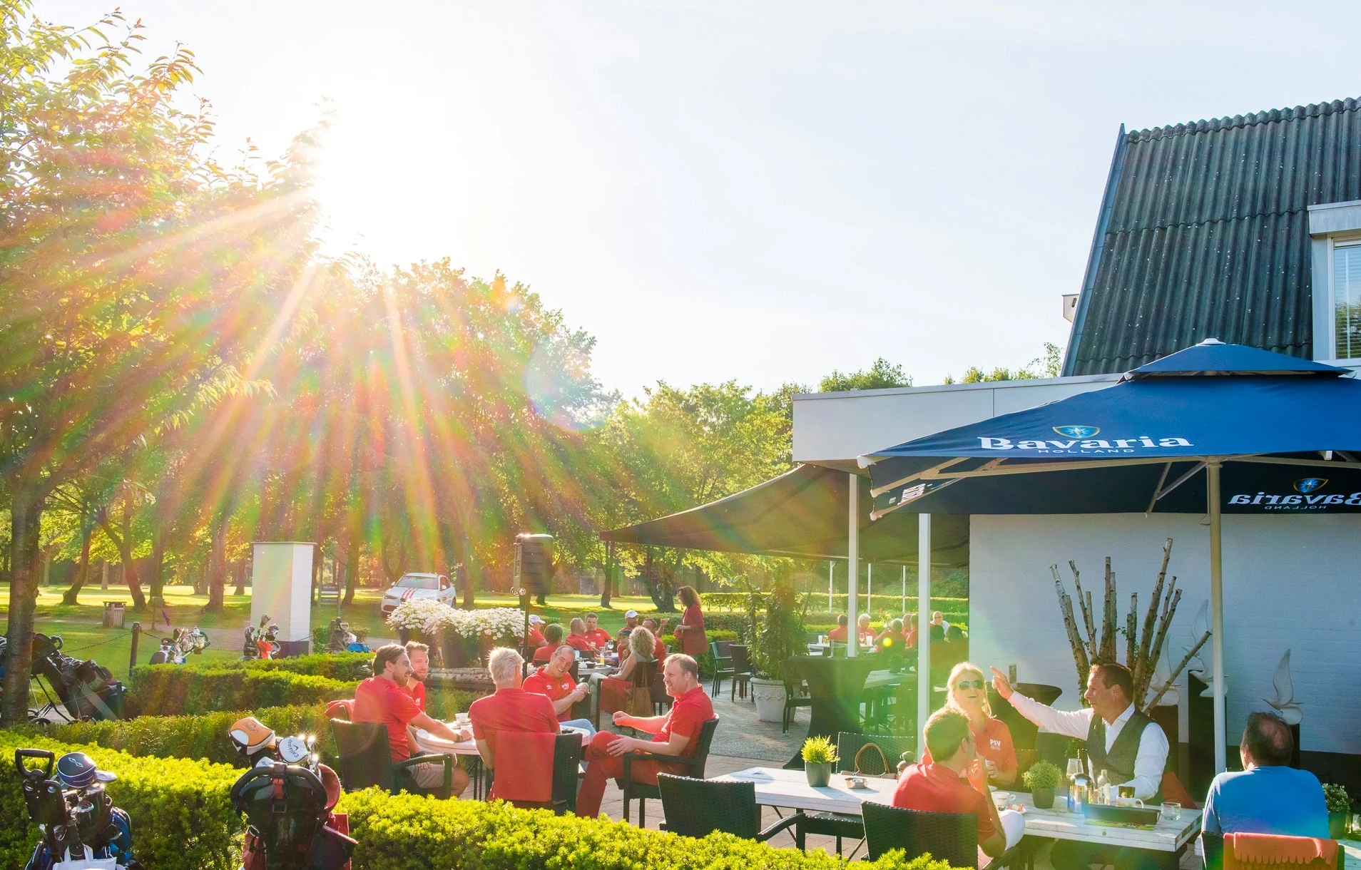  Wij verwelkomen u graag in ons restaurant ‘On Course’   waar u (eventueel na een rondje golf) heerlijk kunt genieten van een hapje &amp; een drankje.    small bites  Van maandag t/m zondag bieden wij diverse  small bites  aan.    diner - “donderdagh