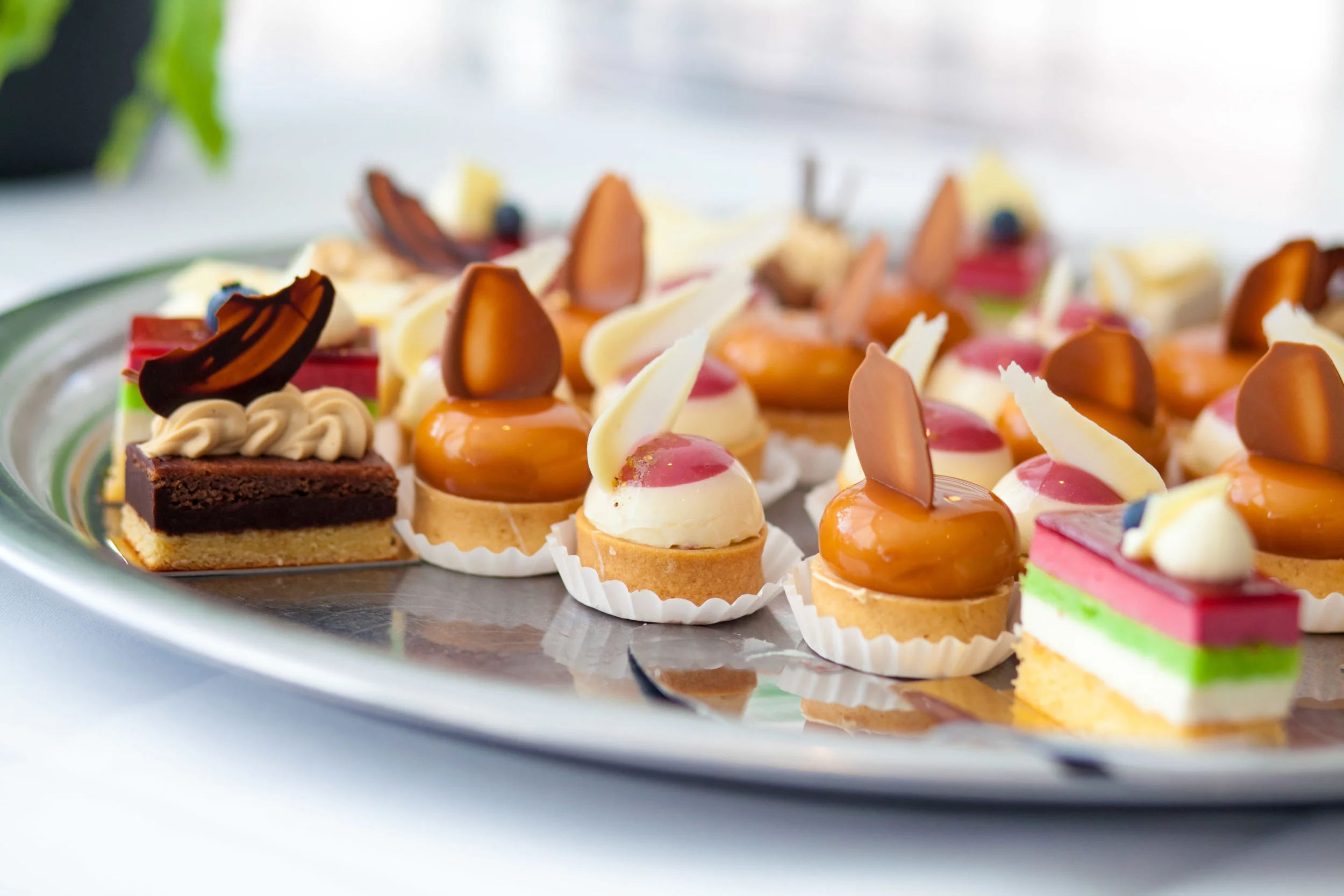 golf&dine ‘deluxe’ ontvangst met koffie of thee, greenfee, bittergarnituur bij binnenkomst & een 3 gangen diner € 82,50 voor 18 holes & € 62,50 voor 9 holes. golf&dine ‘diner’ greenfee & een 2 gangen diner € 72,50 voor 18 holes & € 52,50 voor 9 holes. golf&dine ‘special’ greenfee & dagspecial € 65,- voor 18 holes & € 45,- voor 9 holes. -- Arrangementsmenu september salade met gegrilde zalm, witlof, bacon & mosterd vinaigrette *** kalfsentrecôte met rode wijnsaus *** citroentaart met vanille-ijs *** * heeft u dieet- of andere wensen, neem even contact met ons op via events@golfbaanwelschap.nl . Wij denken graag met u mee.