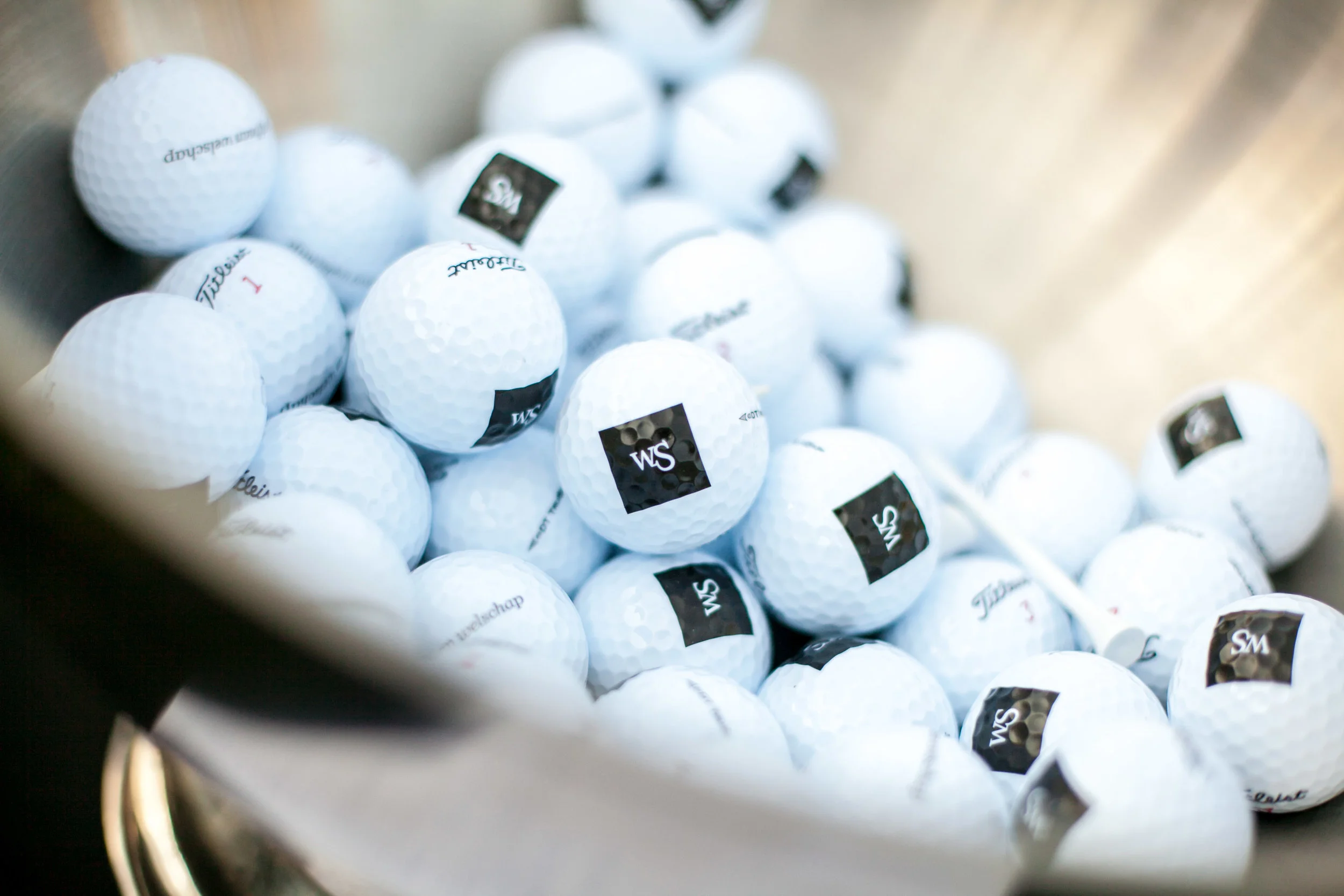 Onze openingstijden in het hoogseizoen van april 2019 t|m oktober 2019 18 holes golfbaan dagelijks van zonsopkomst tot zonsondergang clubhuis & receptiebalie dagelijks van 08.00 uur tot 21.00 uur donderdag’s geopend tot 22.00 uur keuken dagelijks van 11.30 tot 20.00 uur maandag 'only for small bites' & donderdag geopend tot 21.00 uur driving range dagelijks van zonsopkomst tot zonsondergang dinsdag t|m donderdag verlicht tot 21.30 uur *maandagochtend vanaf 10.00 uur geopend ivm maaiwerkzaamheden starttijd reserveren? reserveer online via ikgagolfen.nl of bel ons even op nummer o40.2515797