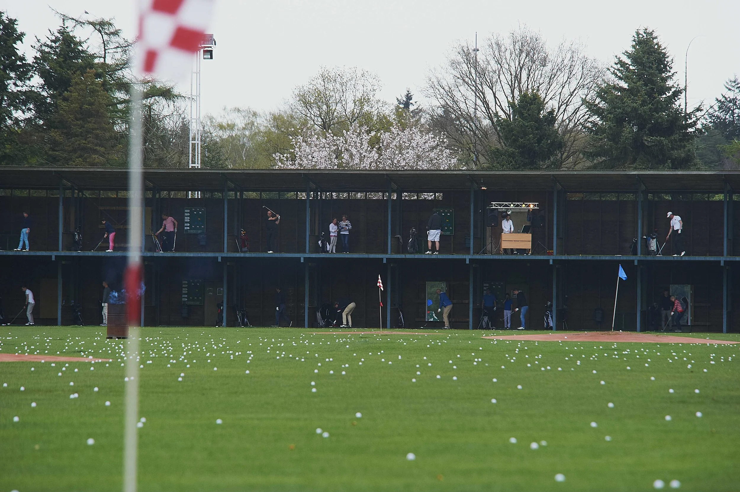  We hebben uitstekende oefenfaciliteiten waarop u uw golfspel doelgericht kunt verbeteren.   Accommodatie  Een ruime driving range met 72 afslagplaatsen (dinsdag t/m donderdag´s avonds verlicht) waarvan 32 overdekt, dus nooit een reden om niet te oef