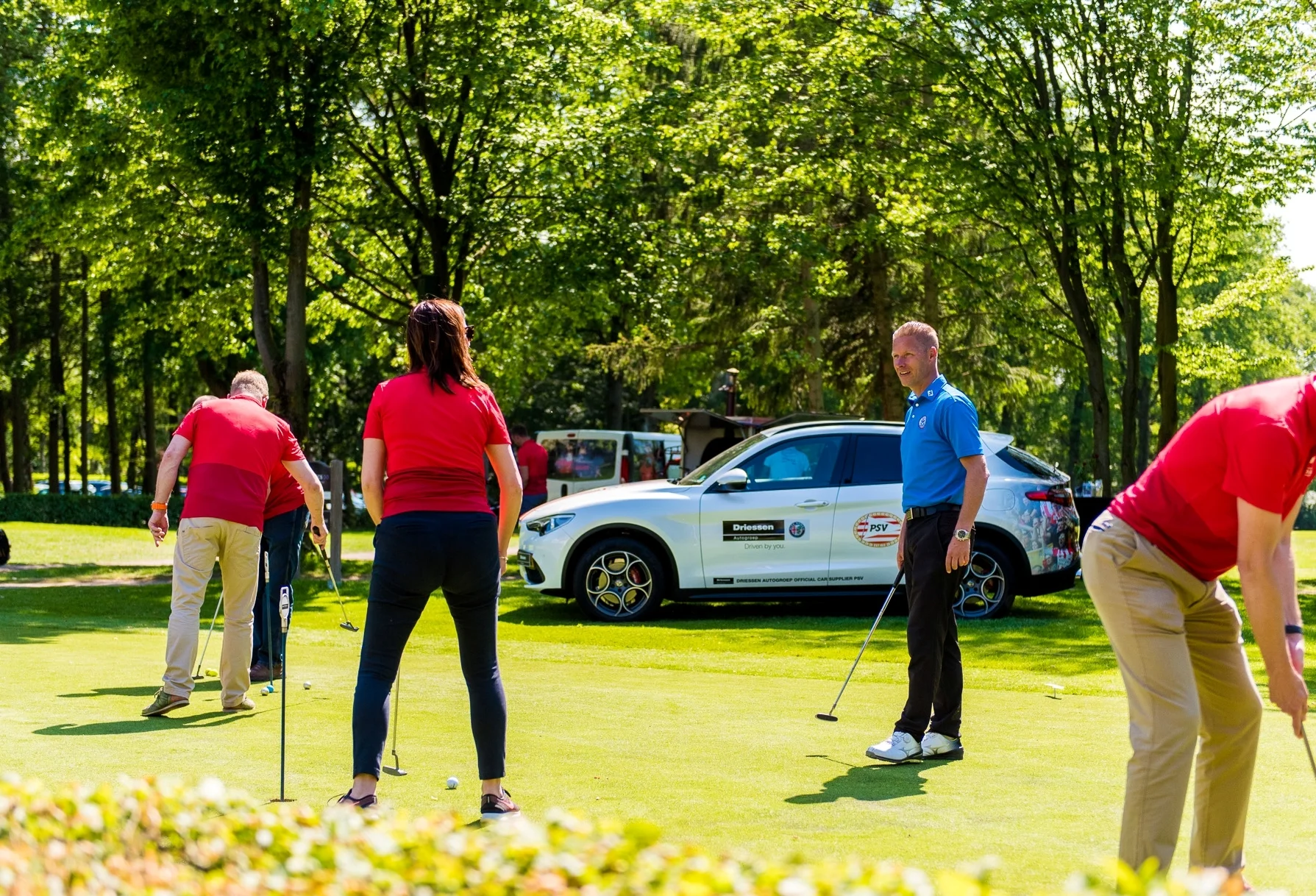   Golflessen  Deze worden individueel gegeven of in groepjes tot en met maximaal 5 personen. U kunt uw golflessen inboeken in de online lesagenda van  Rinse Schuurman  of  Ruud van der Linden . Uiteraard kunt u uw golflessen ook samen met uw professi