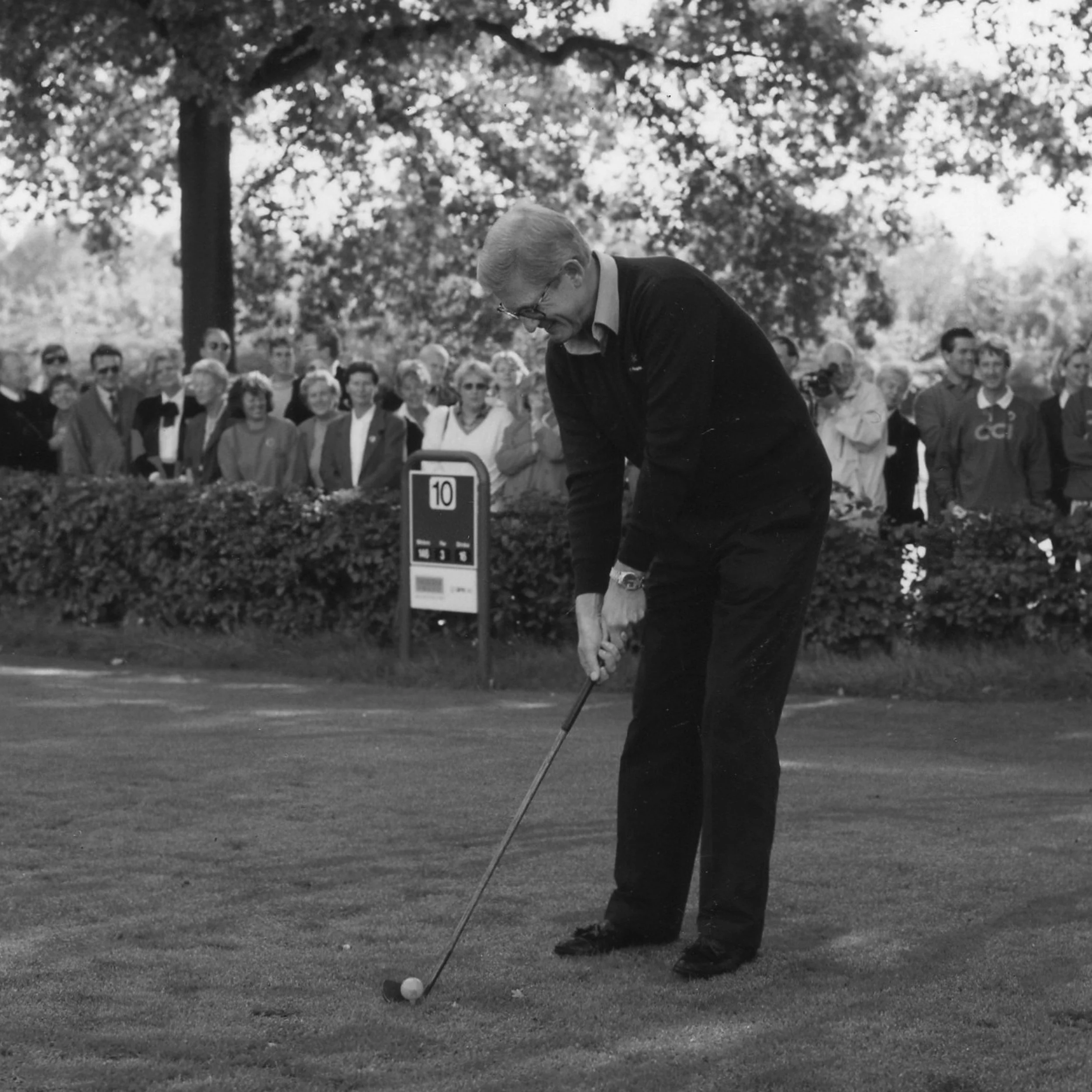  op de foto prof. mr. Pieter van Vollenhoven   Uitbreiding naar 18 holes  In 1992 worden de 9 holes uitgebreid naar een 18 holes golfcomplex waar destijds de officiële opening verricht werd door prof. mr. Pieter van Vollenhoven die, net als ‘zijn zwa