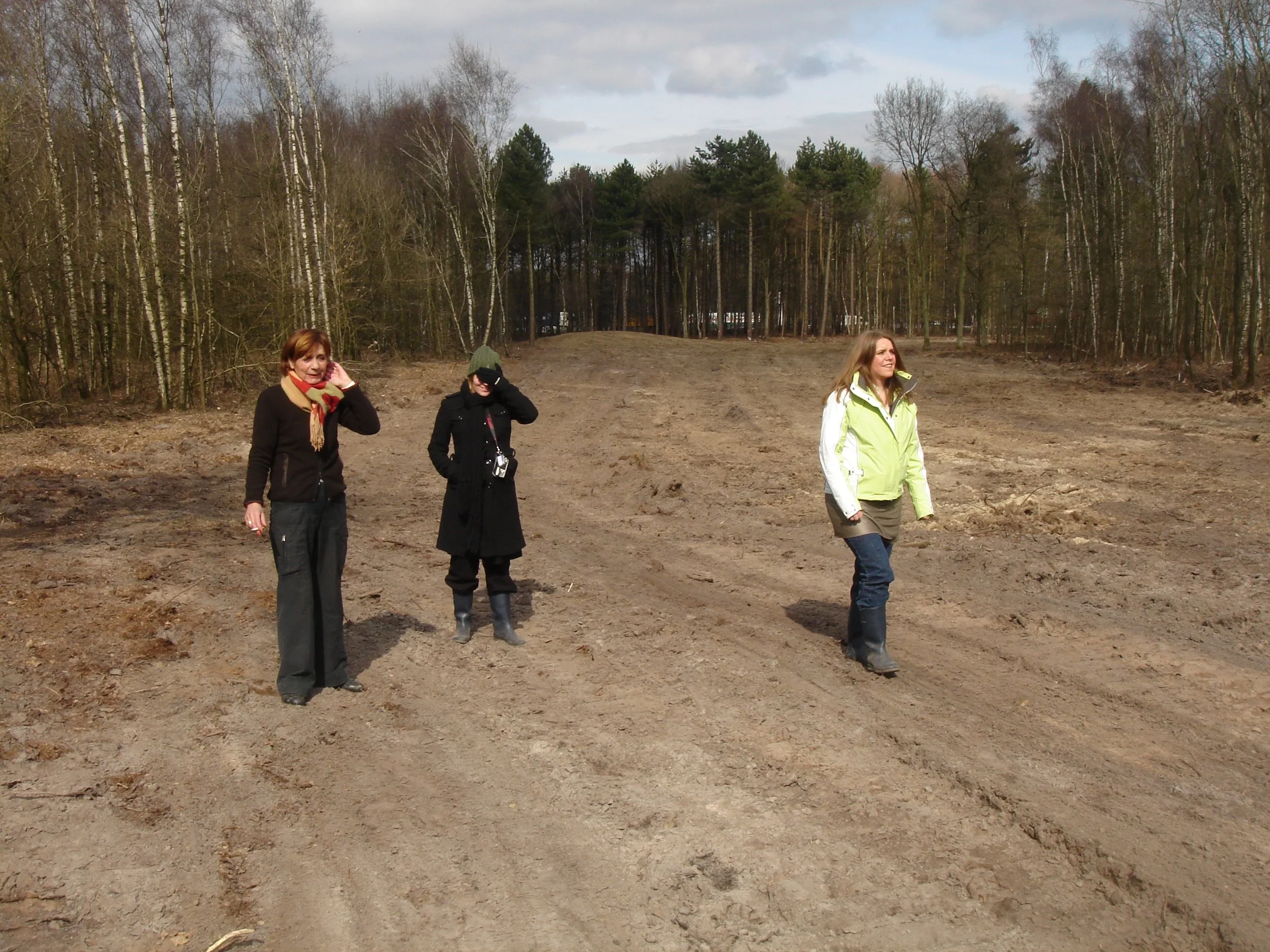  op de foto Annie, Ellen &amp; Suzanne Jeurissen tijdens de ombouw van de baan vanwege de verbreding van de A2   Verbreding Rijksweg A2  In 1994 werden de eerste gesprekken gevoerd met Rijkswaterstaat over de verbreding van de Rijksweg A2 wat ingrijp