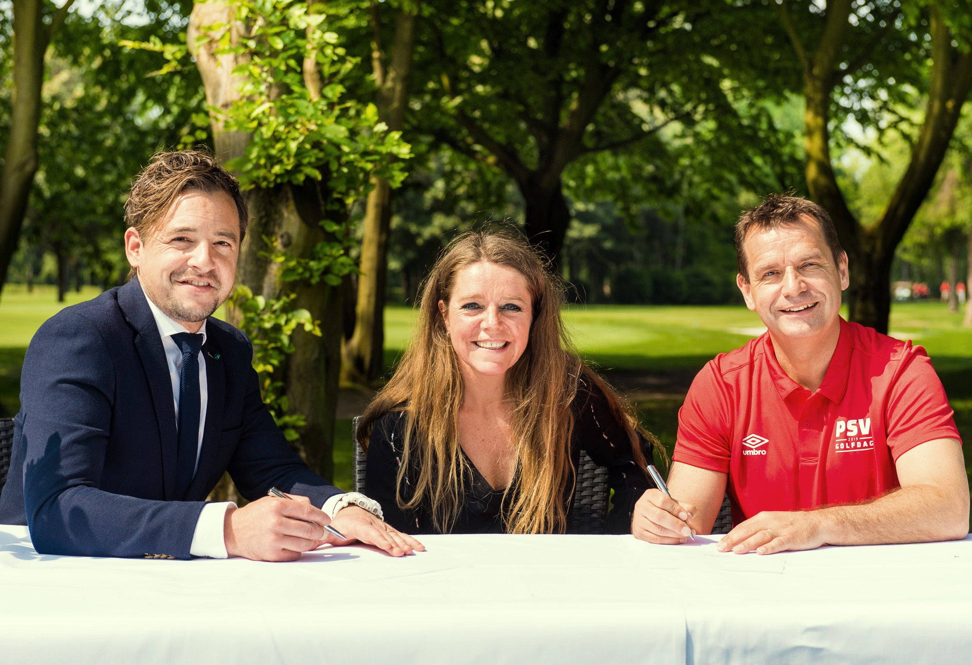 24 mei 2019 - Verbintenis met PSV verlengd tot medio 2022 op de foto v.l.n.r. Bas Heijmans & Suzanne Heijmans-Jeurissen (directie golfbaan welschap) & Frans Janssen (directie PSV) Op de PSV Golfdag 24 mei jl. hebben wij onze handtekening gezet onder een fantastische overeenkomst met PSV om ons wederom als 'official homecourse' aan elkaar te verbinden. Naast de jaarlijkse PSV golfdag organiseren we samen met PSV zes maal per jaar de PSV Business competitie (voor zo'n 50 deelnemende bedrijven) en leren we jaarlijks vele nieuwe businessleden van PSV middels de PSV Golf Academy hoe leuk het is om te golfen op welschap. Een mooie & groeiende club enthousiaste golfers. De samenwerking van de afgelopen drie jaar is ons beiden zo goed bevallen dat we deze graag voortzetten en er zijn zelfs al plannen om de samenwerking nog verder te intensiveren... WoW! Wat zijn we daar trots op... dat wij onszelf blijvend mogen profileren als dè thuisbaan van PSV (en we merken dat wij zeker niet de enige zijn... ;-))