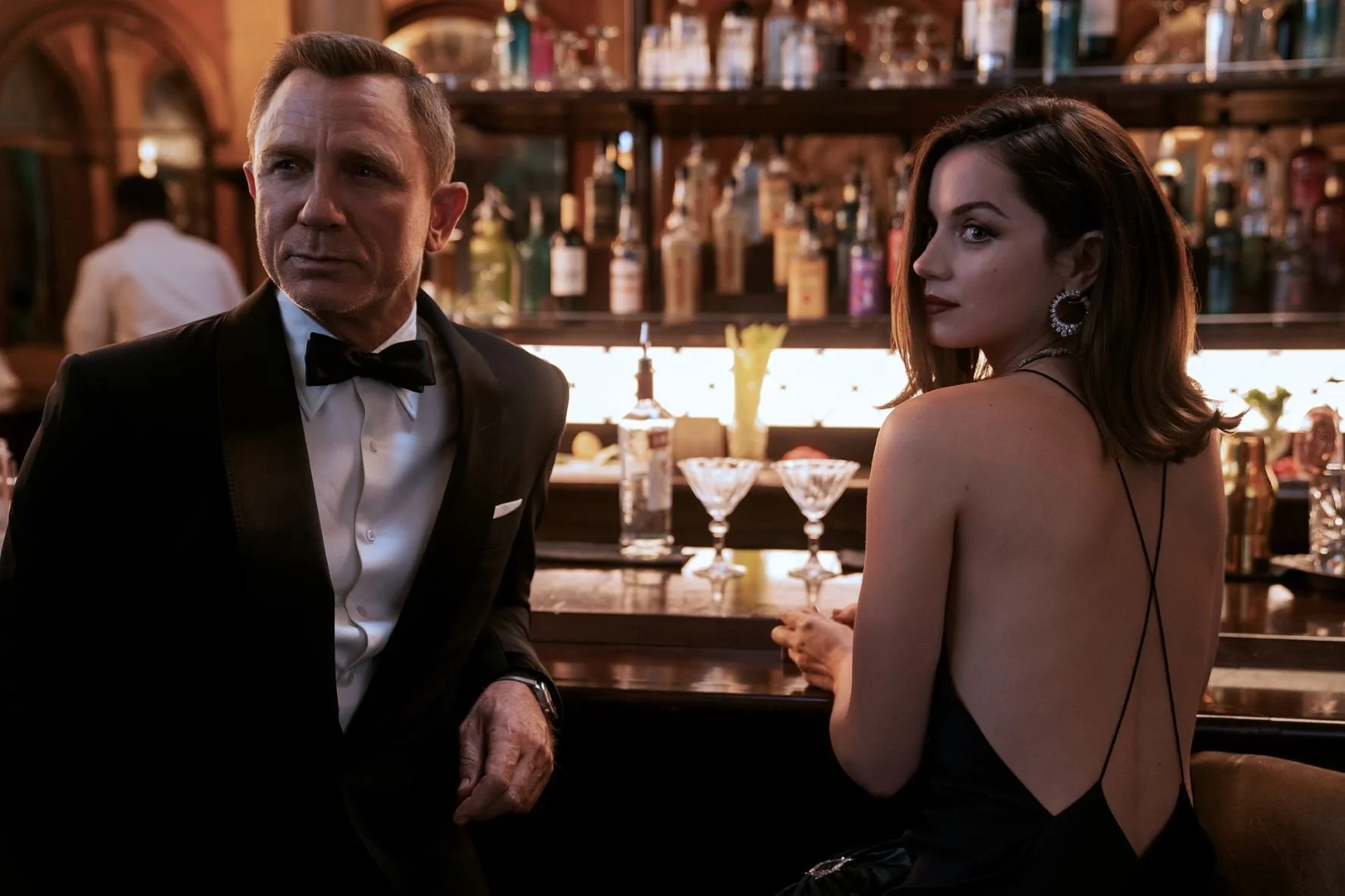 James-Bond-Daniel-Craig-and-Paloma-Ana-de-Armas-Photo-by-Nicola-Dove-MGM..jpg