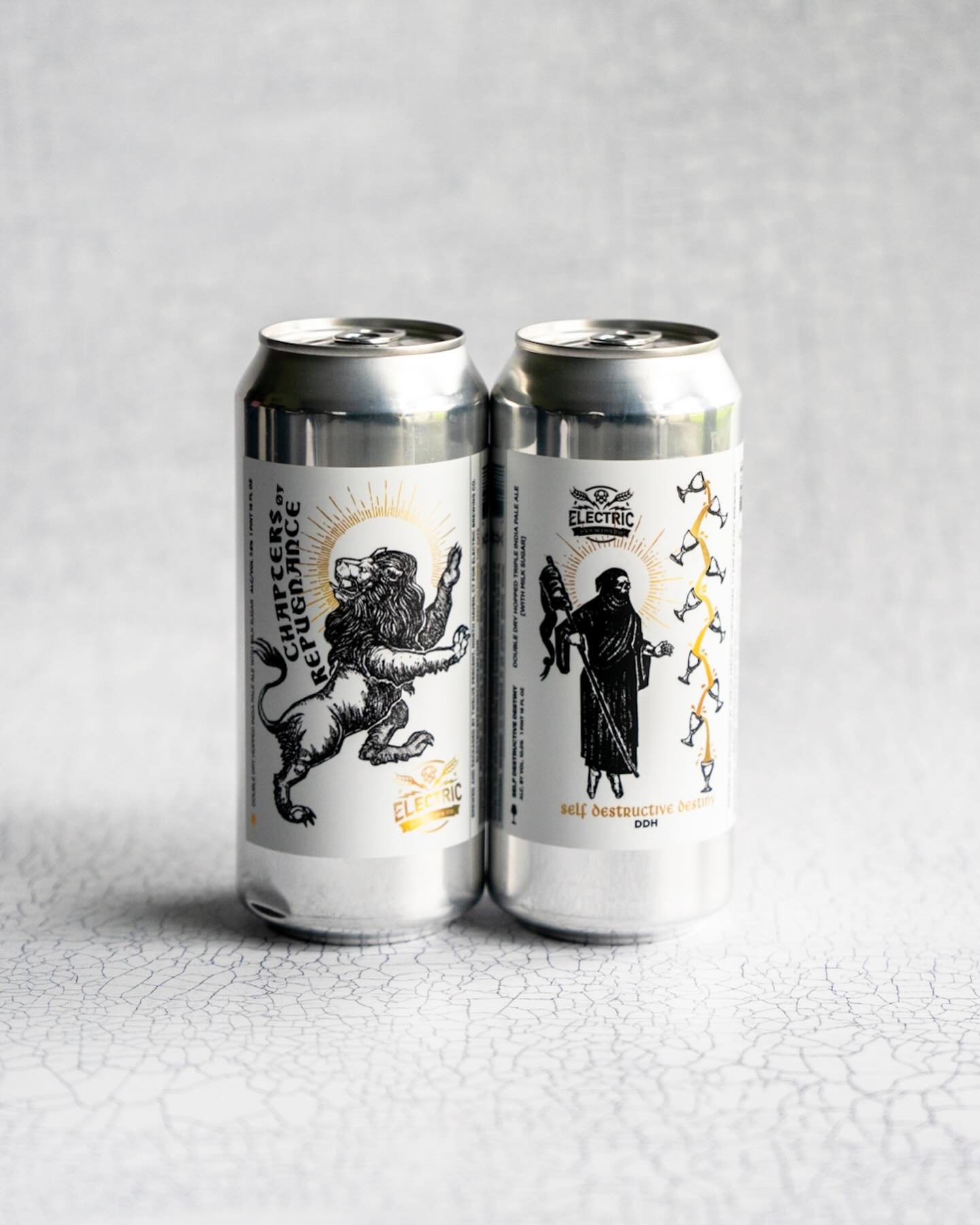 some serious sips from @electricbrewingco ⚡️🍺

👑 Chapters of Repugnance &mdash; DDH IPA &mdash; brewed w/ milk sugar, Citra, &amp; Vic Secret 👉 Untappd Score: 4.35

🧨 Self Destructive Destiny &mdash; Imperial IPA &mdash; brewed w/ oats, raw wheat