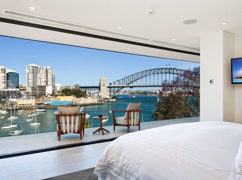  Relaxing private balcony off the master bedroom with unobstructed views of Sydney Harbour and Sydney Opera House 