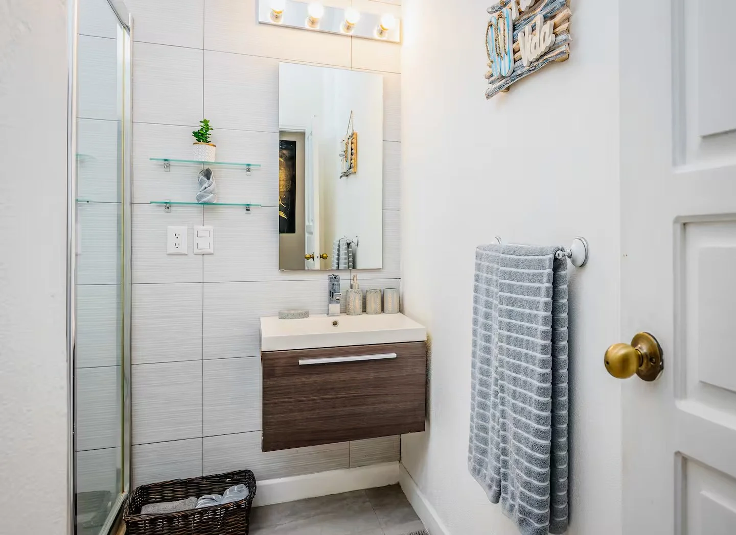 Full Bathroom 1.jpeg