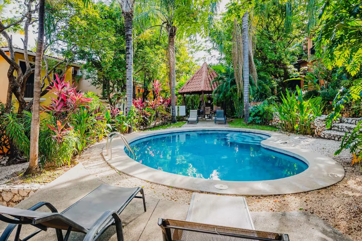 2BR 2Bath Pool Garden Surfers Paradise (9).jpeg