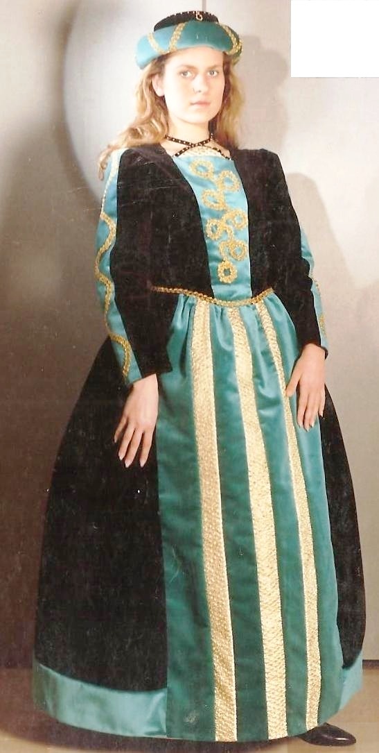 principessa-portogallo-noleggio-brucaliffo-1500-costumi-sartoria.jpeg