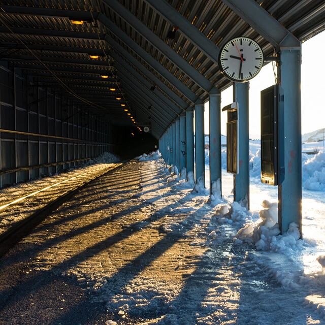 Train station platform. Land of the midnight sun. 9:31pm. Three years ago today. Revisiting the files (and the great memories!). Color or B+W?

#tbt #endlessdaylight #endlesswinter #swedishlapland #lateseasonturns #riksgr&auml;nsen #freeride #sweden 
