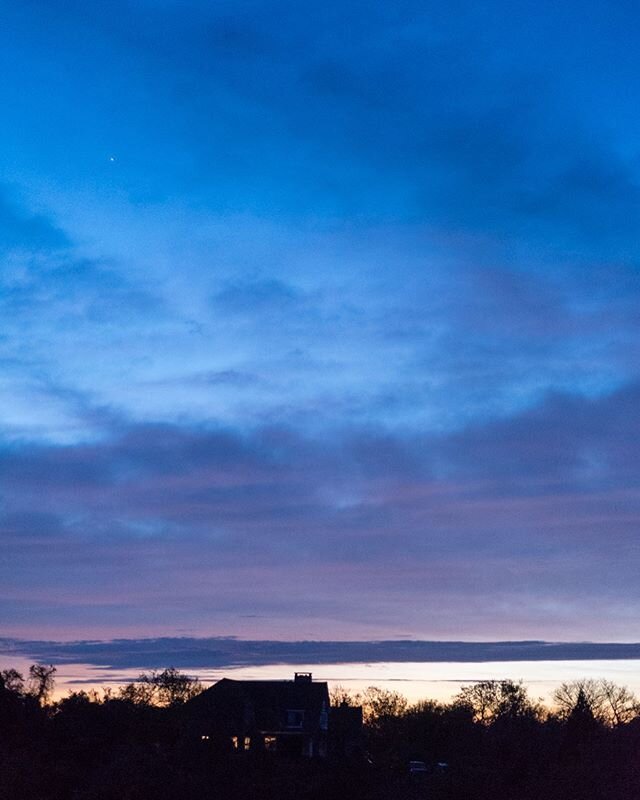 Last night, at home.

#montauk #mtk #lookoutside #beautyathome #beautyfromhome #justoutthedoor #sunsetskys #mtksunset #montauksunsets #sunset #landscapephotography #changingsky #endofday #dinnerviews