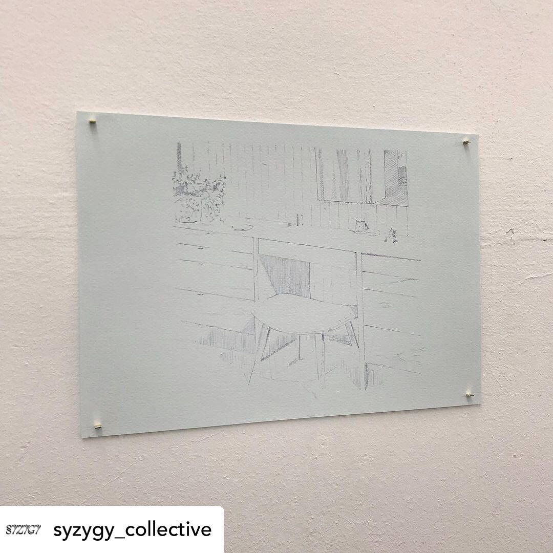&lsquo;Suspended Vanity and 62 Ottoman, Florence Knoll&rsquo; in ✨State of Cling✨ with @syzygy_collective at @omstand_arnhem 

#drawing #florenceknoll #interior #architecture #womendesigners #furniture #syzygy #omstand #withtimeandstraw #irishartist 