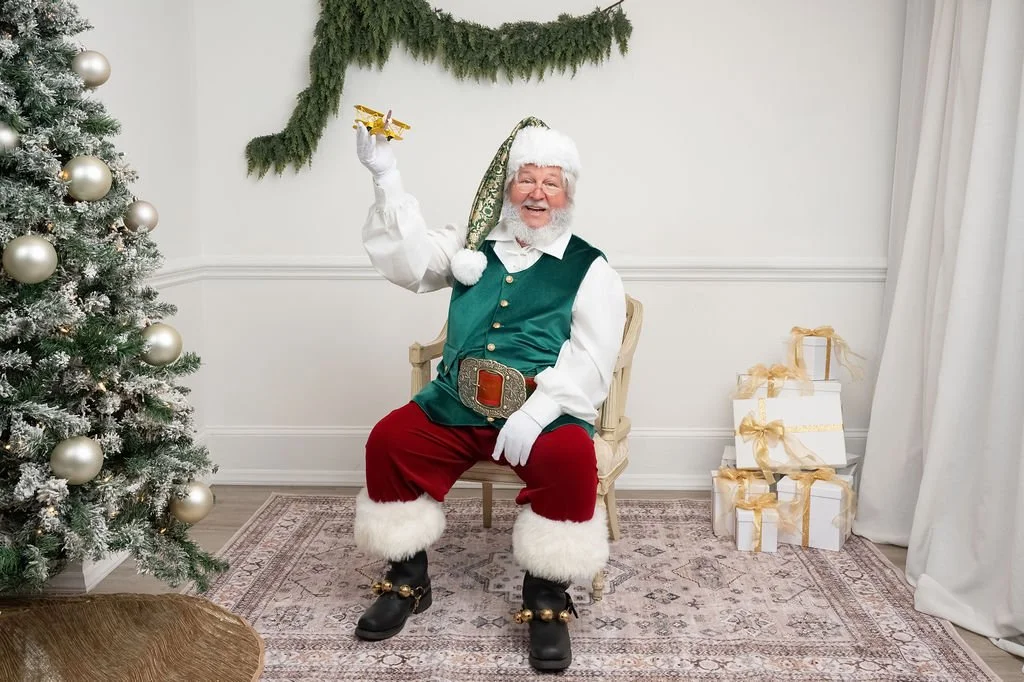 Santa during a Christmas mini session at Mia Rose Photography in Cornelius, NC.