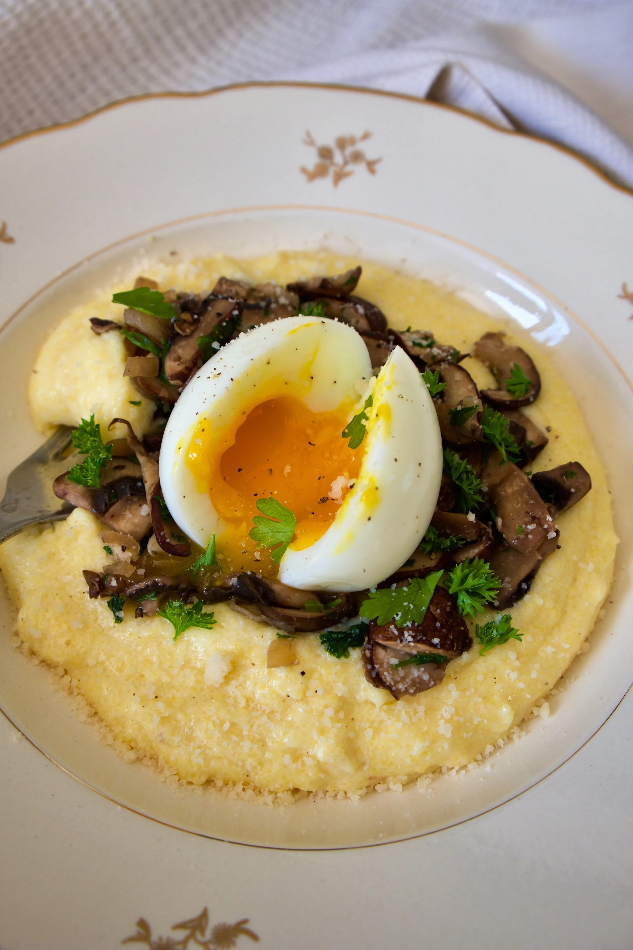Polenta crémeuse, champignons et oeuf mollet