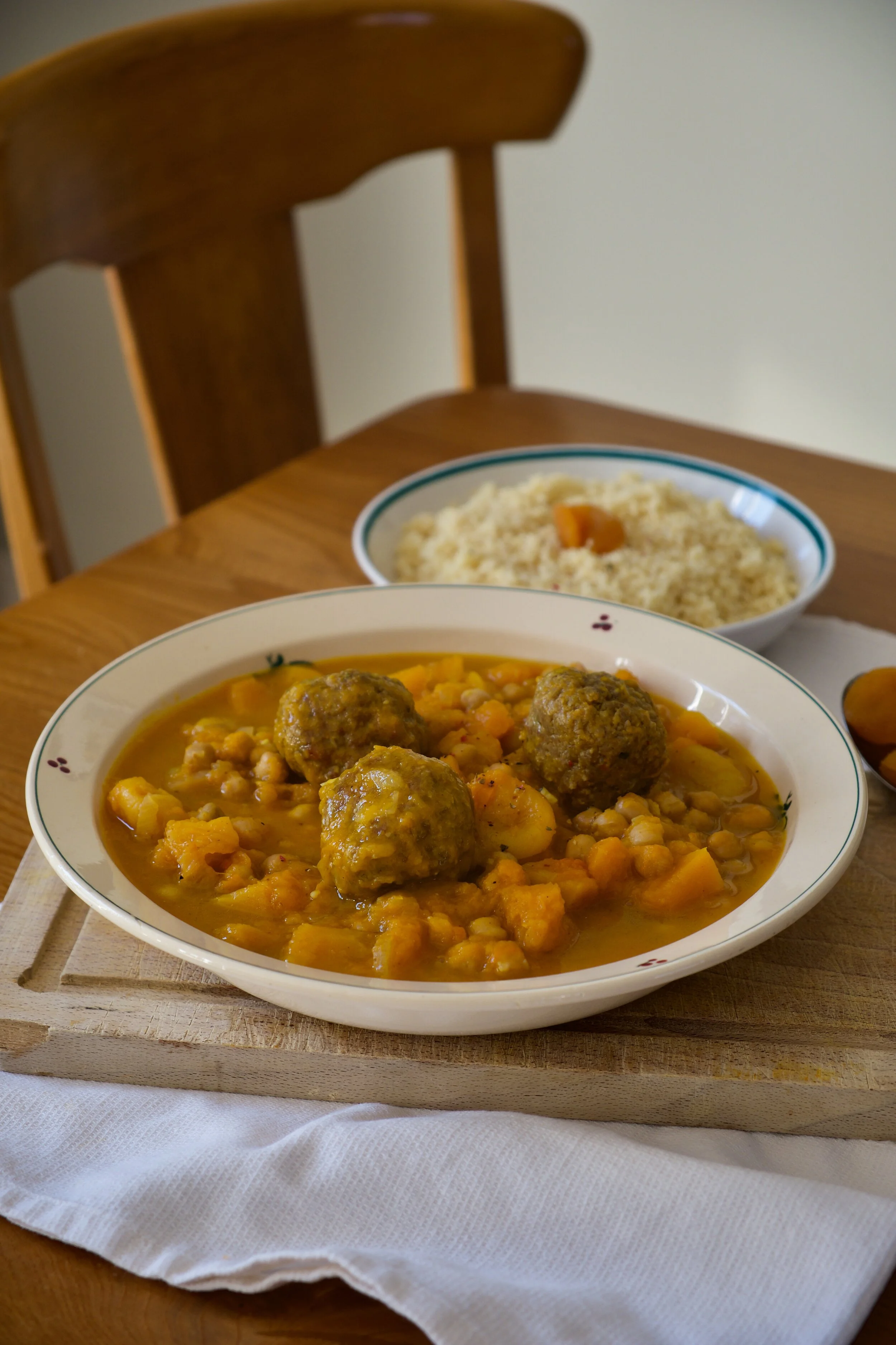 Tajine de butternut, pois chiches, abricots, semoule et boulettes d'agneau