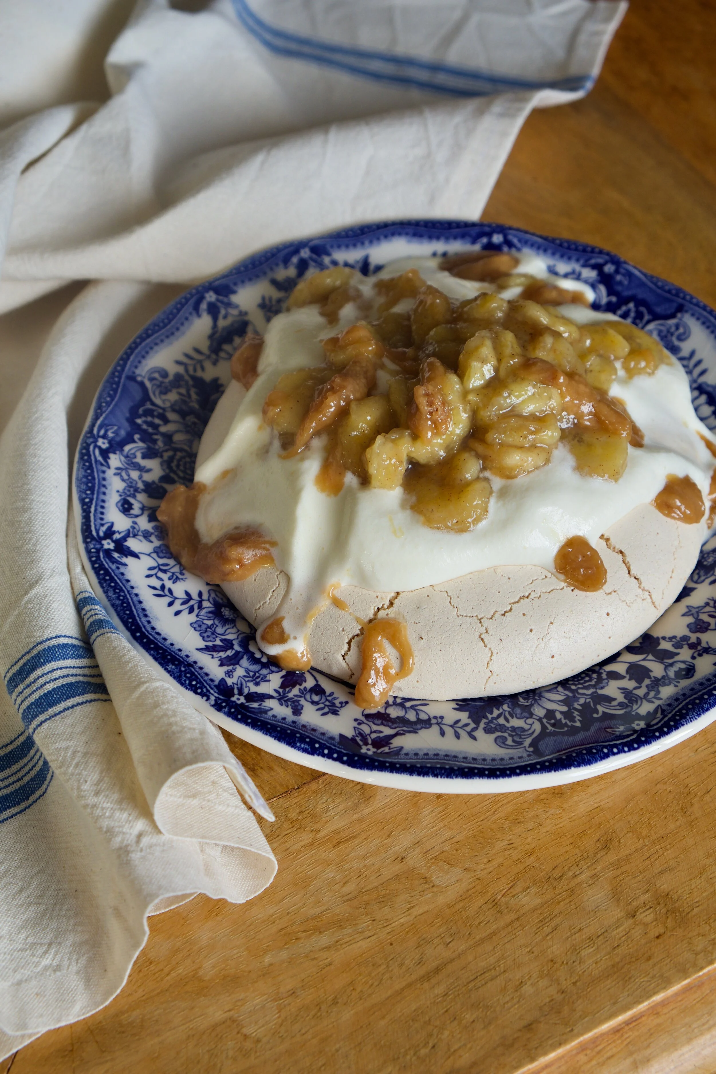 Pavlova aux bananes caramélisées