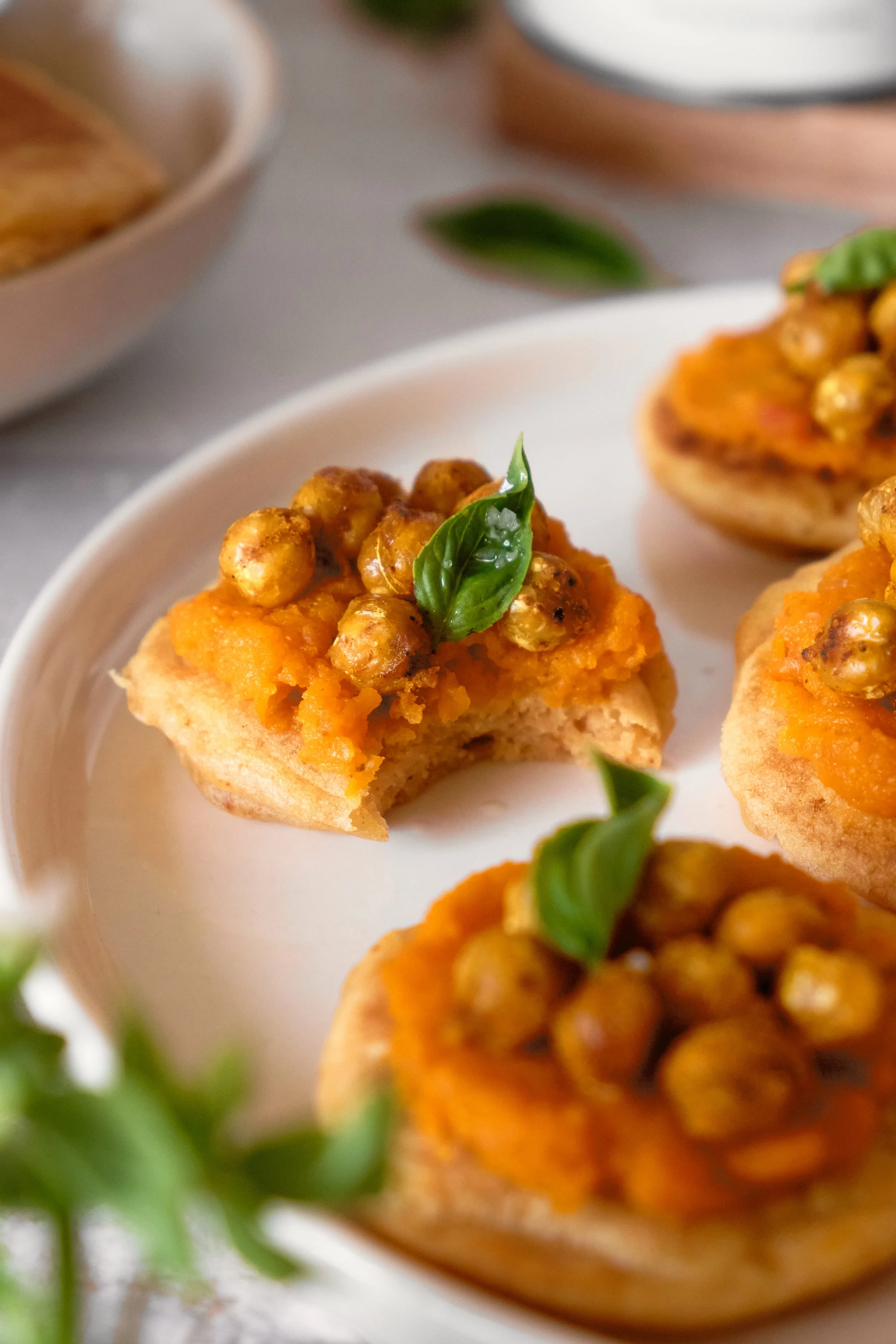 Blinis végans au lait coco et curcuma, purée de carottes et pois chiches rôtis aux épices
