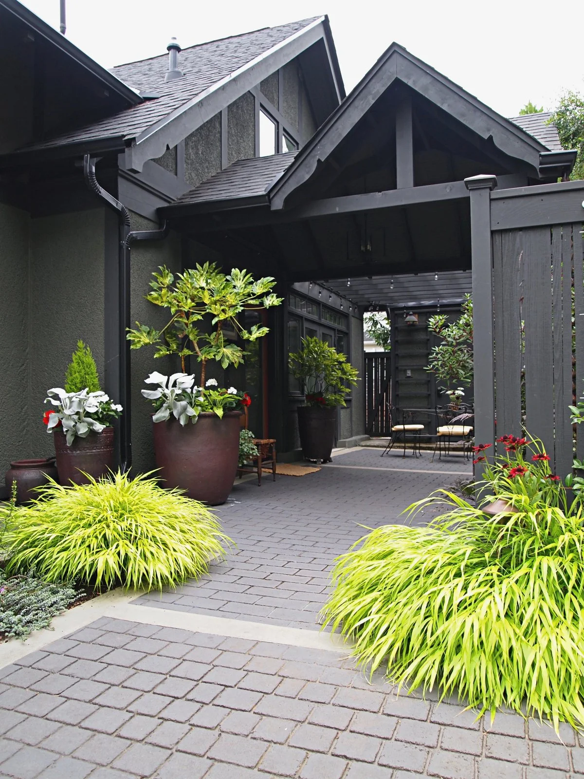 SYMMETRICAL PLANTINGS SIGNIFY A THRESHOLD AND WELCOME GUESTS IN