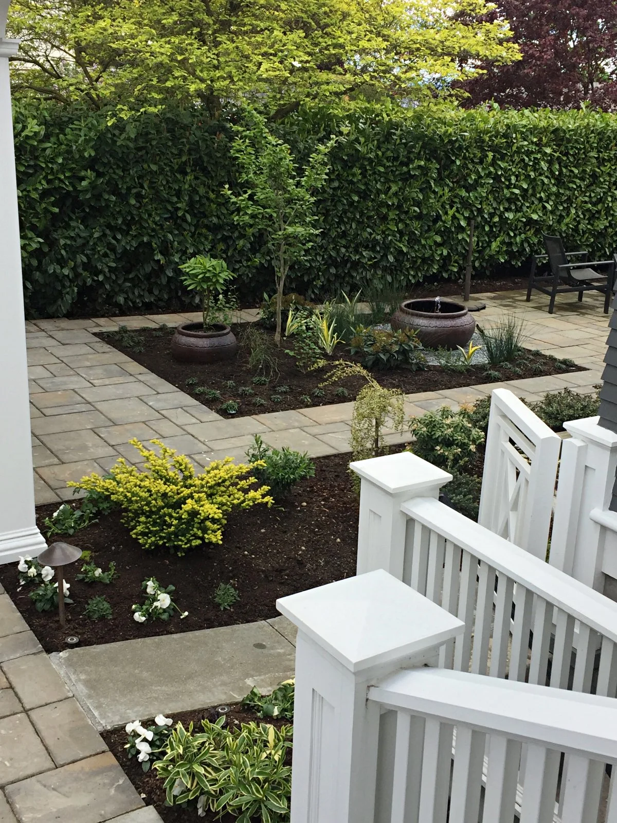 WATER FEATURE AND FOCAL POT ON AXIS
