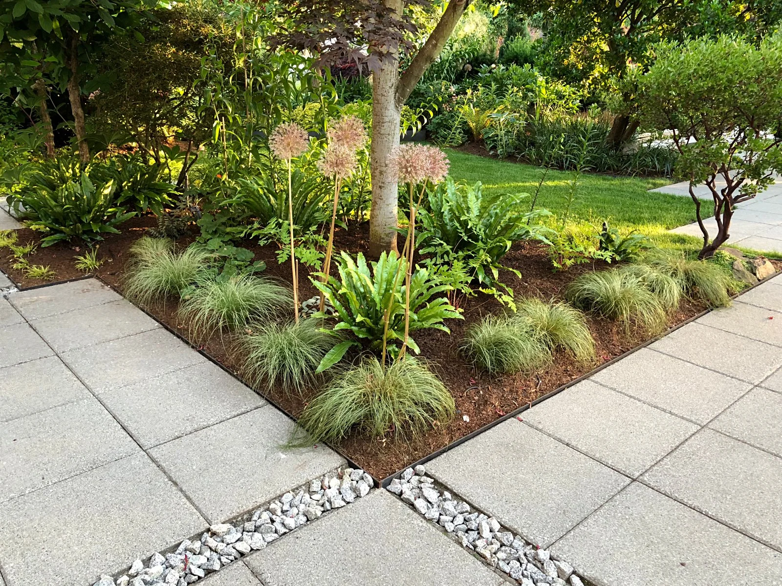 STEEL EDGING WITH ARCHITECTURAL SLAB PAVING