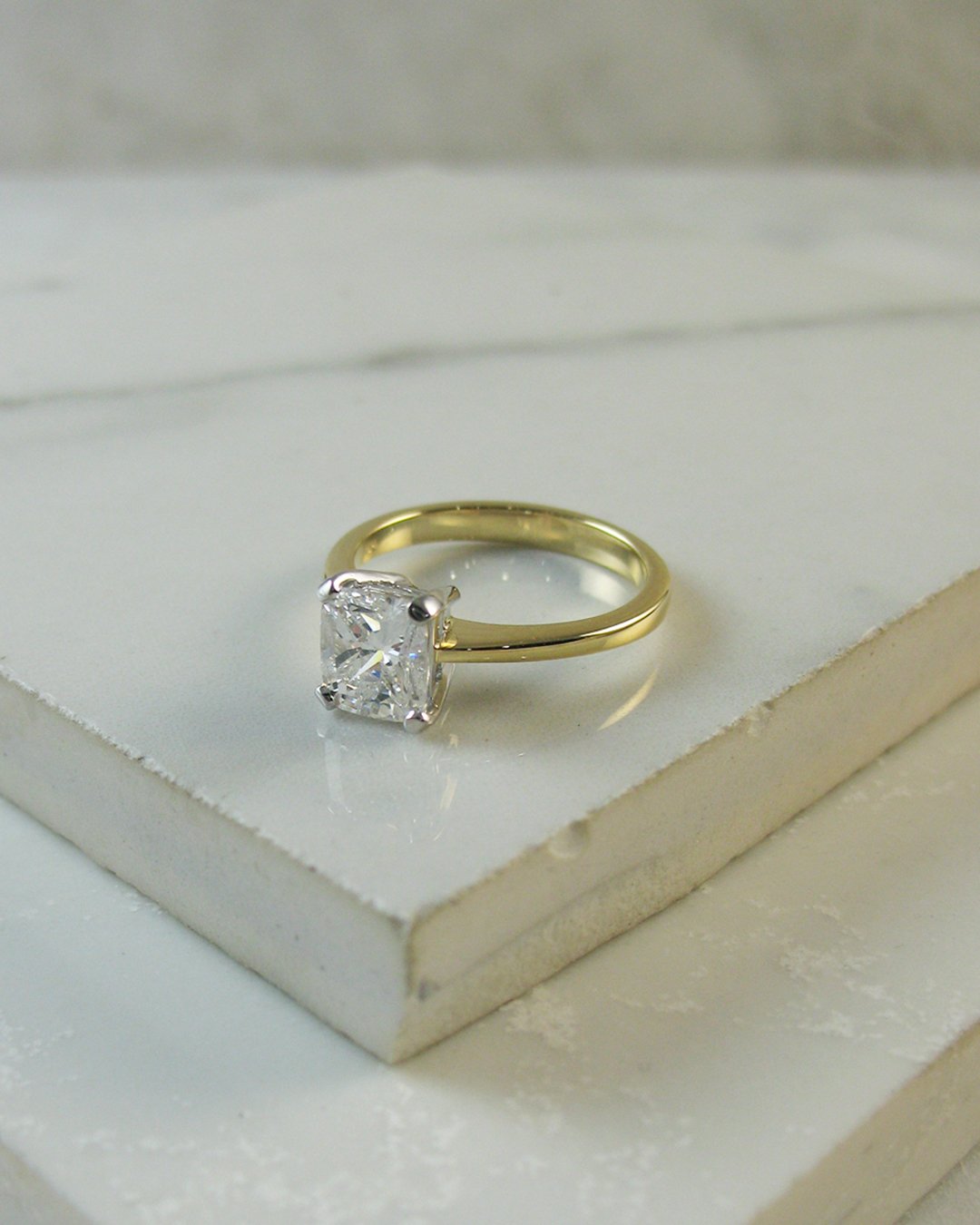 A gentle rounded corner solitaire engagemnet ring
