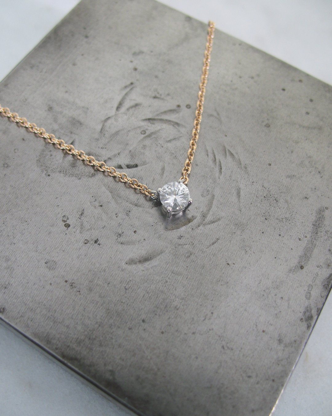 A simple classic diamond solitaire pendant