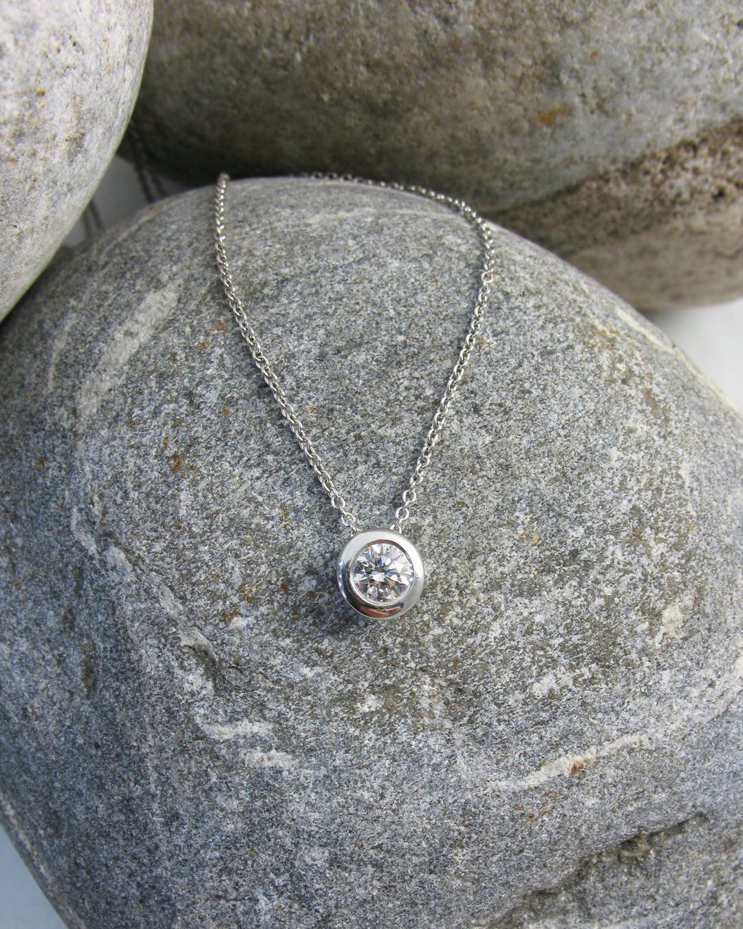 An uncomplicated rubover set diamond pendant