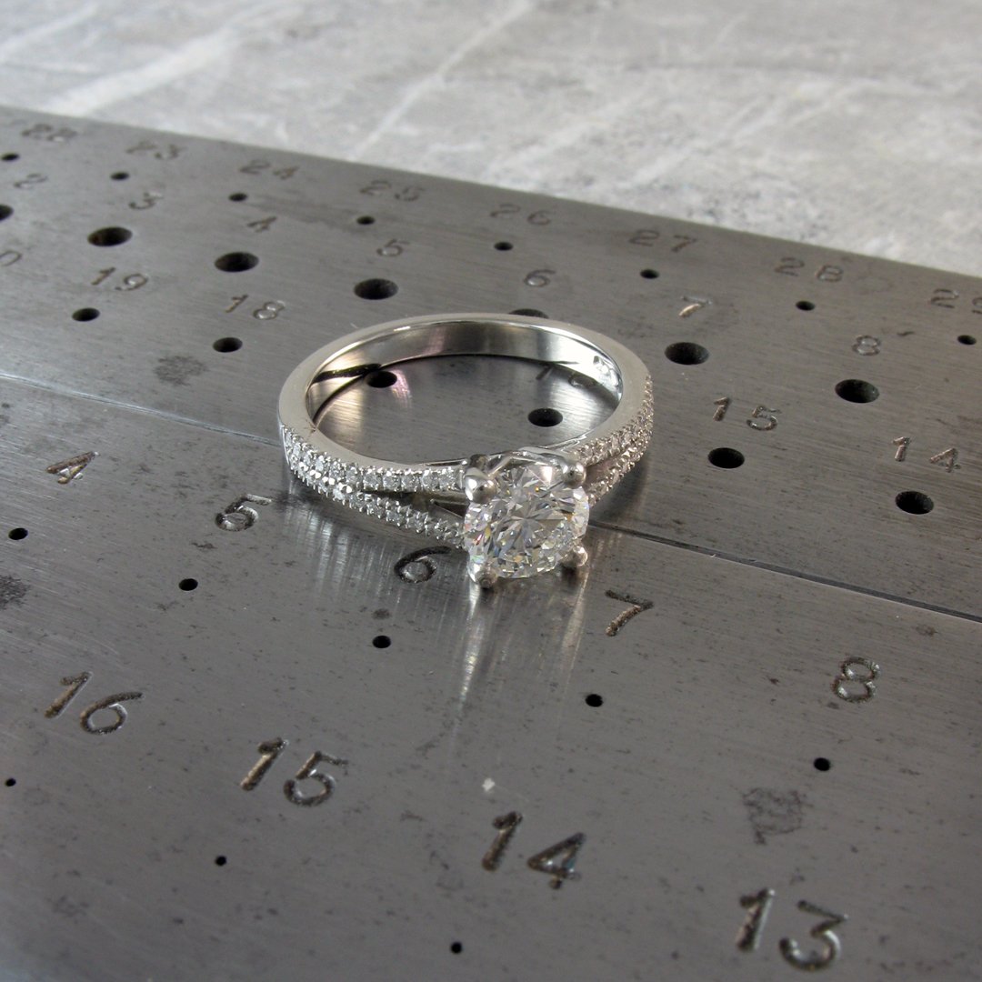  A lovely split shank diamond engagement ring