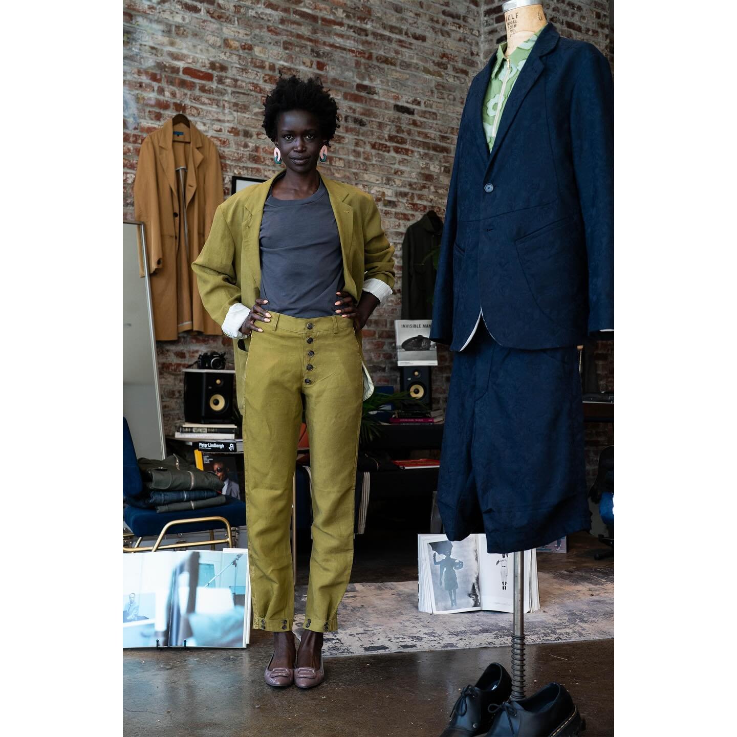 When you let impromptu moments happen! 
From Nairobi to Brooklyn. 
Akuol In our Olive Ghass linen blazer x  Savion linen pants!
Avail @ our Javelin Shop BK and online 
Made with passion on 39th st 
#linensuit