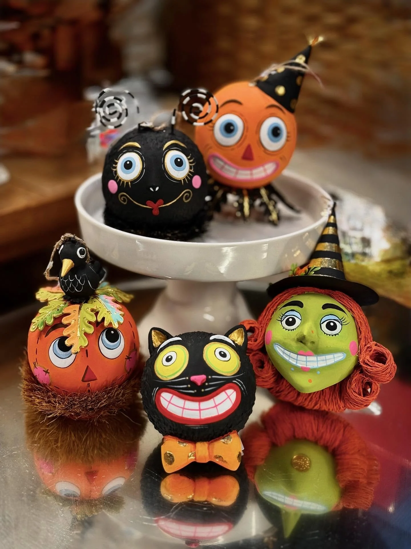 halloween is just 2 days away! come grab a treat! 
#&hearts;️laserragardens
#laserraafterdark
#womanownedbusiness
#laserragardenscafe
#shopsmallbusiness
#comewander 
#festivegathering
#freshcutflowers
#fall2025
#mums
#pumpkins
#microeventspace
#gourd