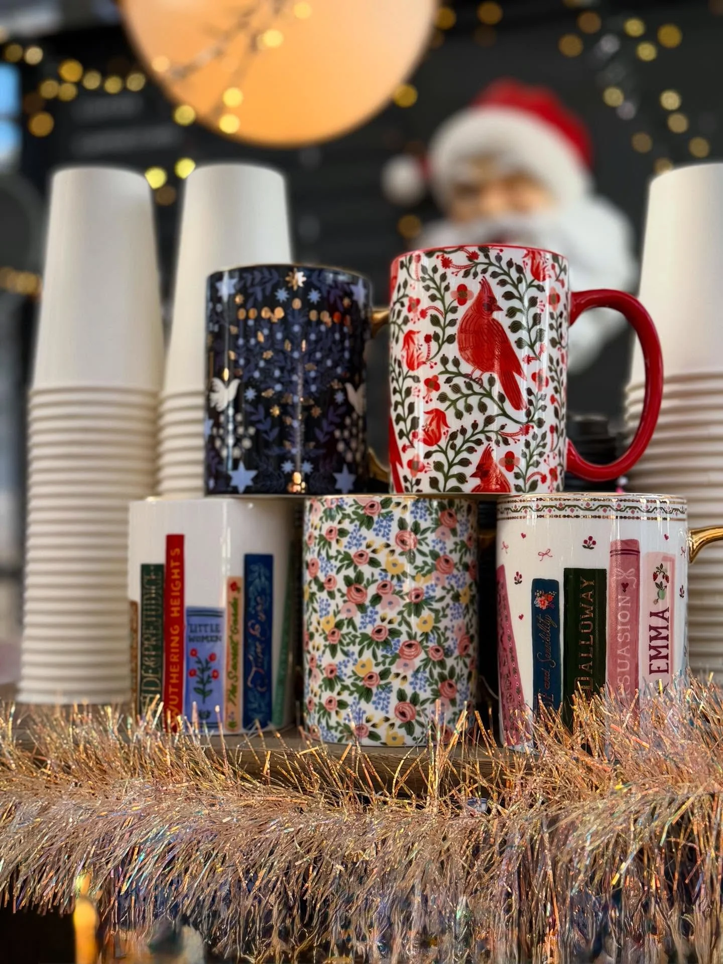 new holiday merchandise has arrived, come wander. 
#&hearts;️laserragardens
#womanownedbusiness
#giftboutique
#shopsmallbusiness
#comewander