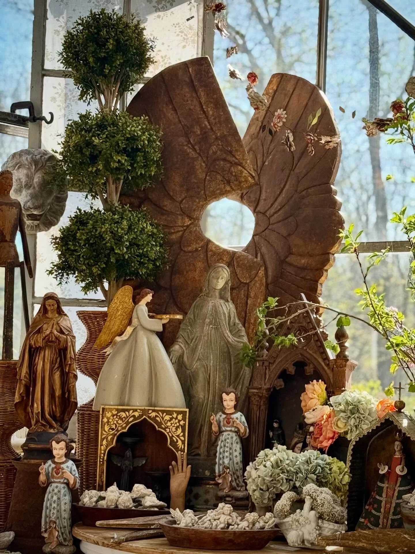 angels are everywhere.

#&hearts;️laserragardens
#womanownedbusiness
#comewander
#grabandgoflorals