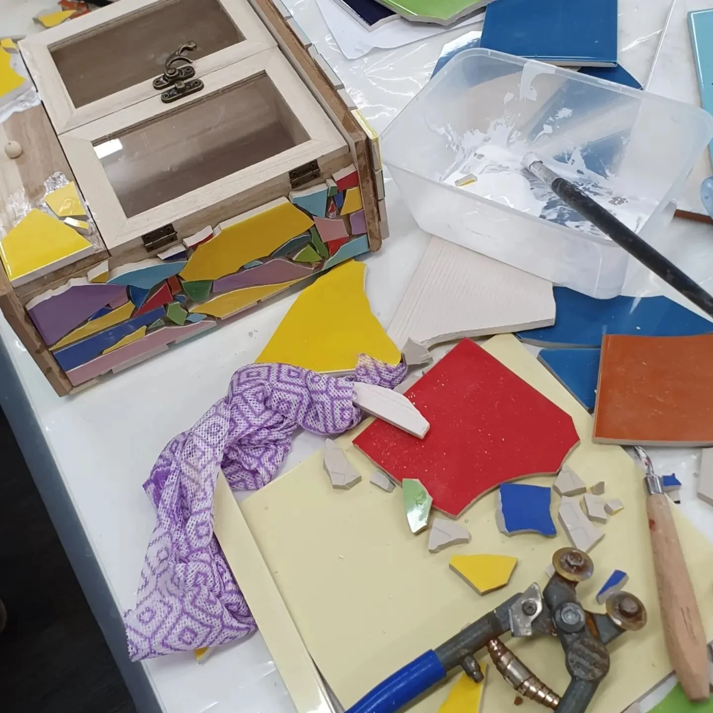 #mosaicclassesbysuehoskin #goolwacommunitycentre #fridays #fleurieupeninsula #tiles #goolwa #middleton #portelliot #victorharbour #creativity #crafts #handmadegifts