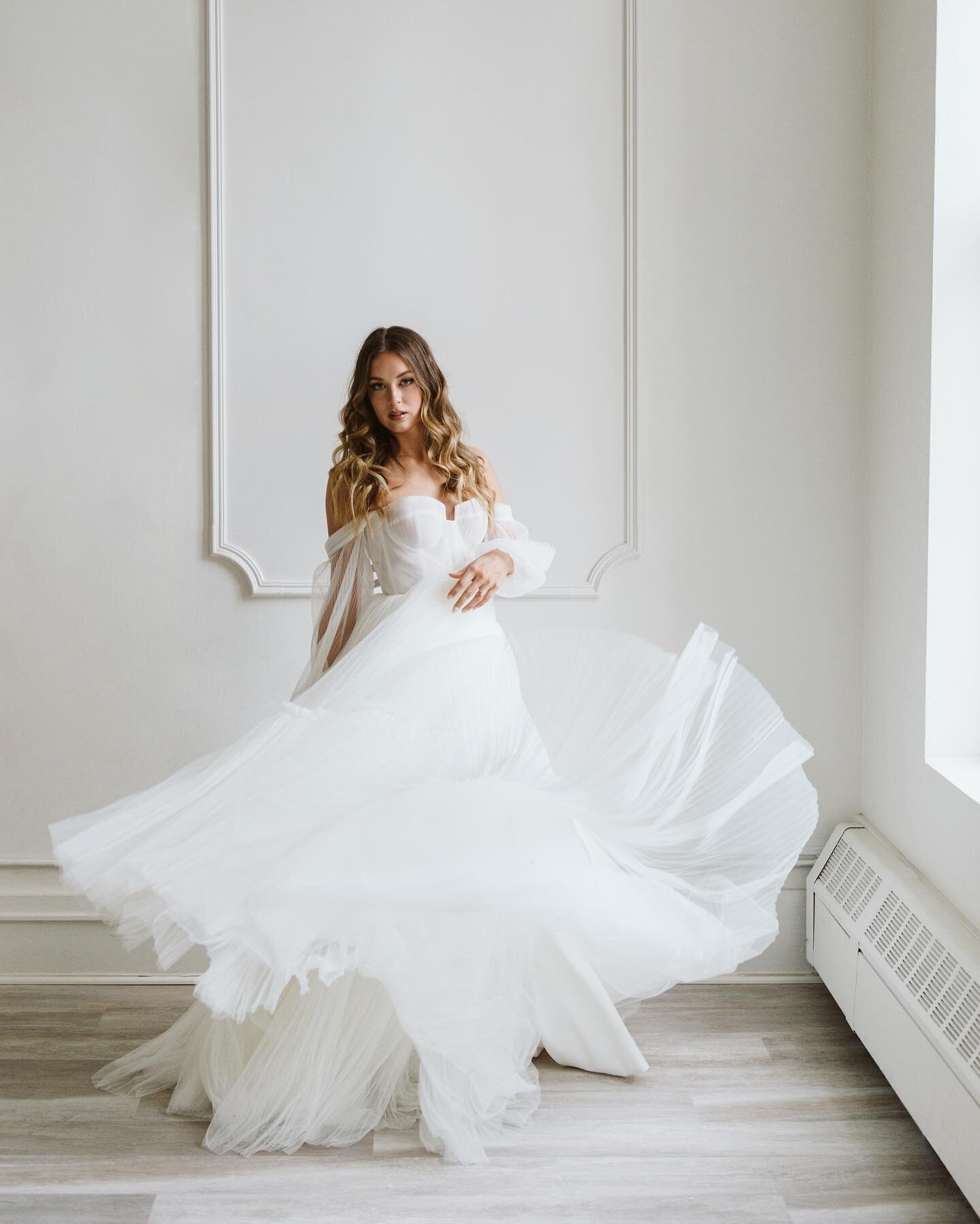 I like the wayyy you move⚡️

Photo // @jeansmithphoto 
Dress // @alenaleenabridal 
Model // @brookeshevela 
Beauty // @makeup_kellybuchanan 

#detroitweddingphotographer #detroitwedding #grandrapidsmi #alenaleenabridal #alenaleenaarmeria #detroitmode