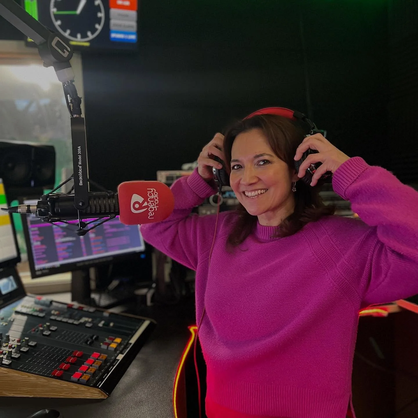 Morning!
It&rsquo;s Saturday morning 10am which means I&rsquo;m on @regency.radio until 1pm 📻 Tune in for some great tunes and chit chat 😁🎧🎶

Listen on DAB, online www.regencyradio.co.uk or ask your smart speaker to &lsquo;play Regency radio Suss