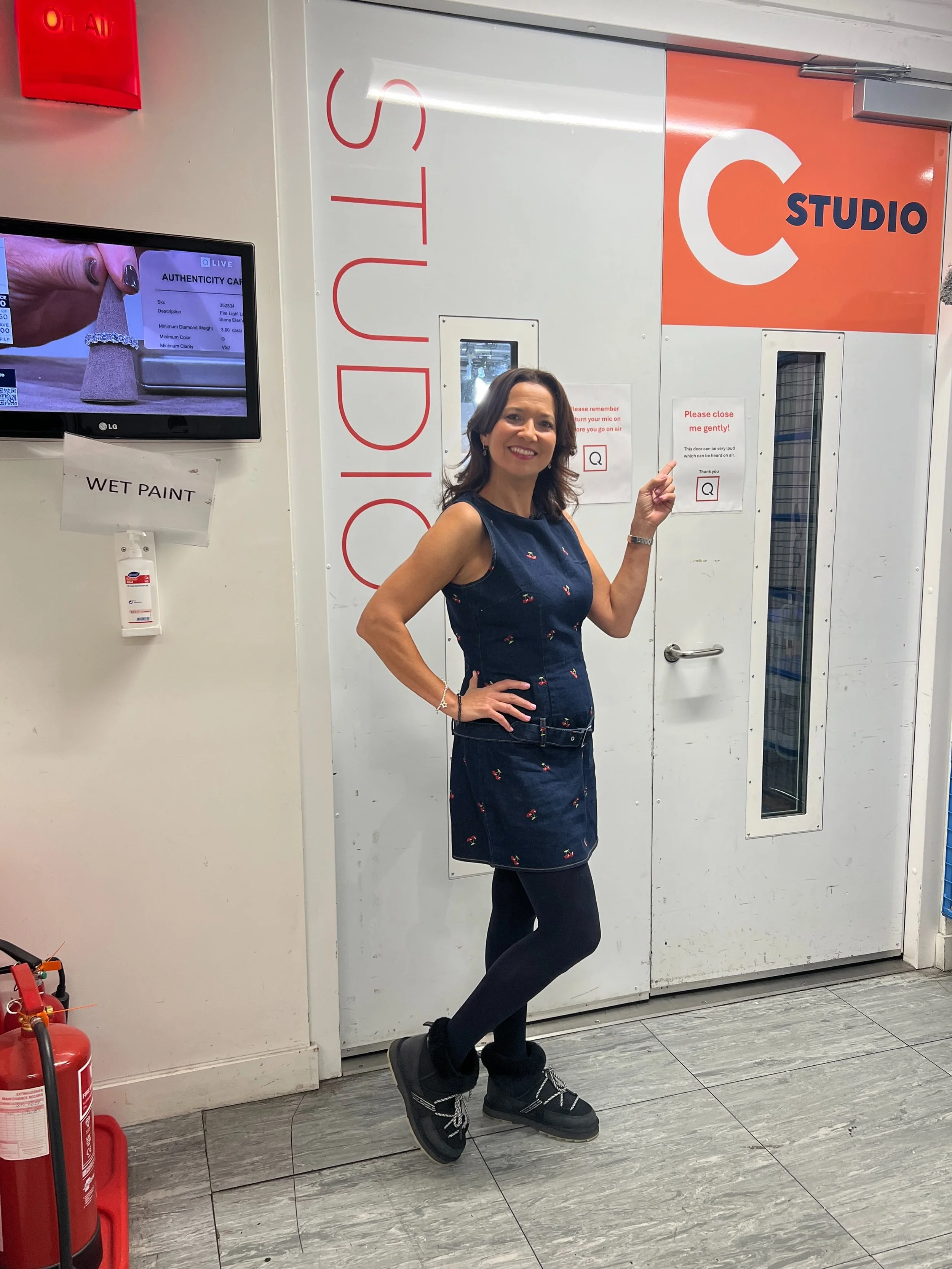 Morning! Busy day today but it complaining 😀

Radio show 10am-1pm, then a kids party to entertain at, then off to launch the brand new @emuaustralia Autumn/Winter collection on @qvcuk !

@regency.radio until 1pm 📻
@qvcuk 8pm &amp; 11pm

#saturday #