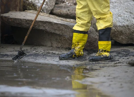 kirby-barge-texas-city-y-cleanup-worker-oily-rake-beach-3.24.14_coast-guard_472.jpg