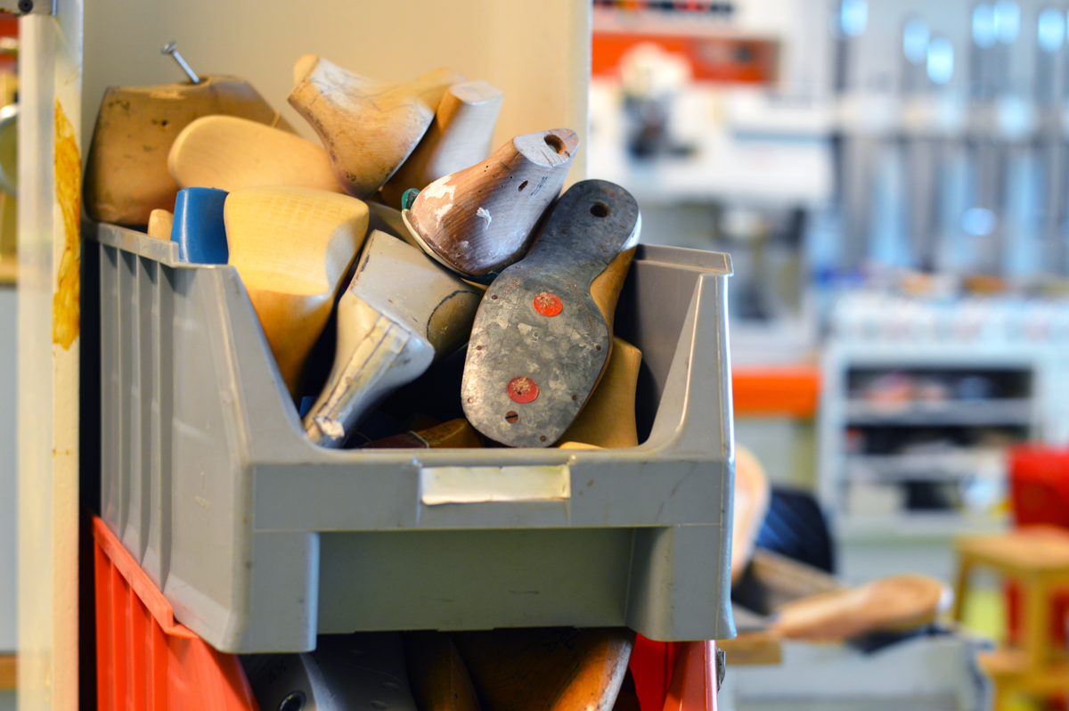 We willen op een eenvoudige en snelle manier de consument, de industrie of een werkgever met een schoenmaker in contact brengen. Op deze manier creëren we gelijke kansen voor alle schoenmakers en –ontwerpers en kan de opdrachtgever kiezen met welke schoenmaker hij een samenwerking aangaat.