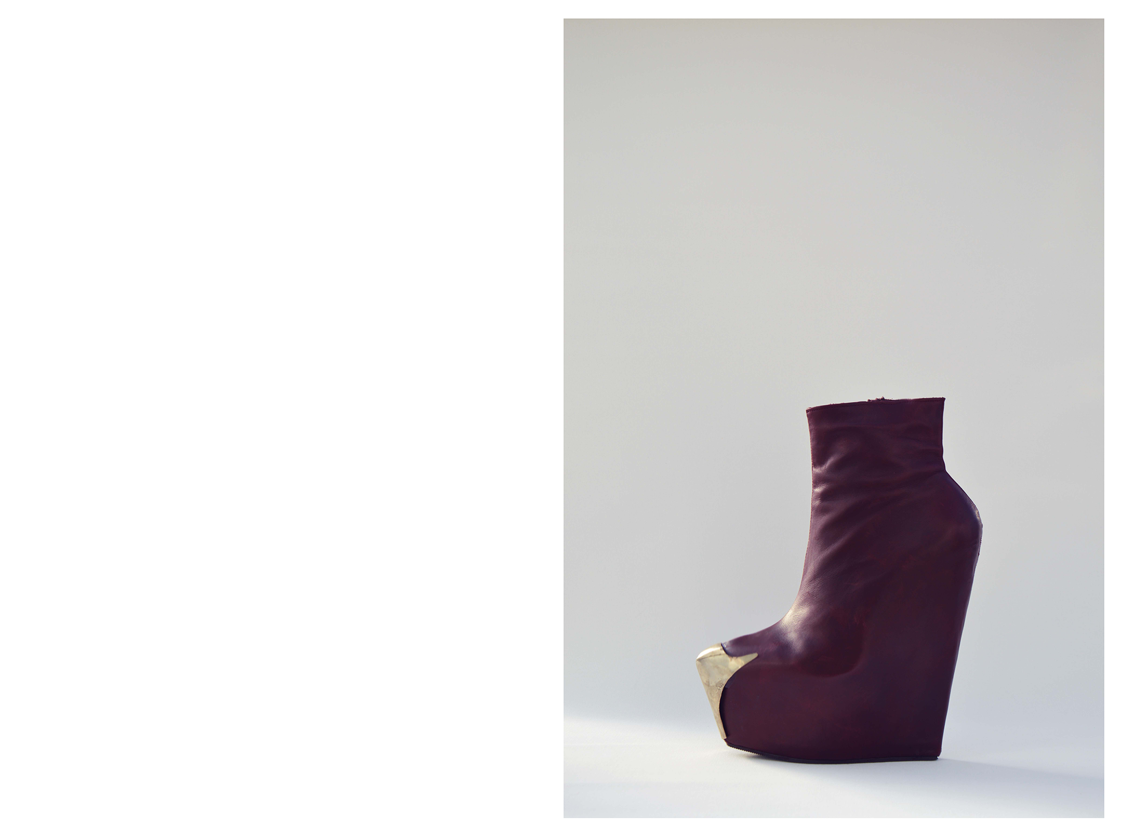 December 2013: voor de collectie van AMFI iNDiViDUALS maakten we een serie van zes paar schoenen voorzien van zogenaamde hidden wedges ; de schoen en de hak vormen samen één geheel. Smid Bram de Groot maakte de zilverkleurige neusjes op de schoenen.