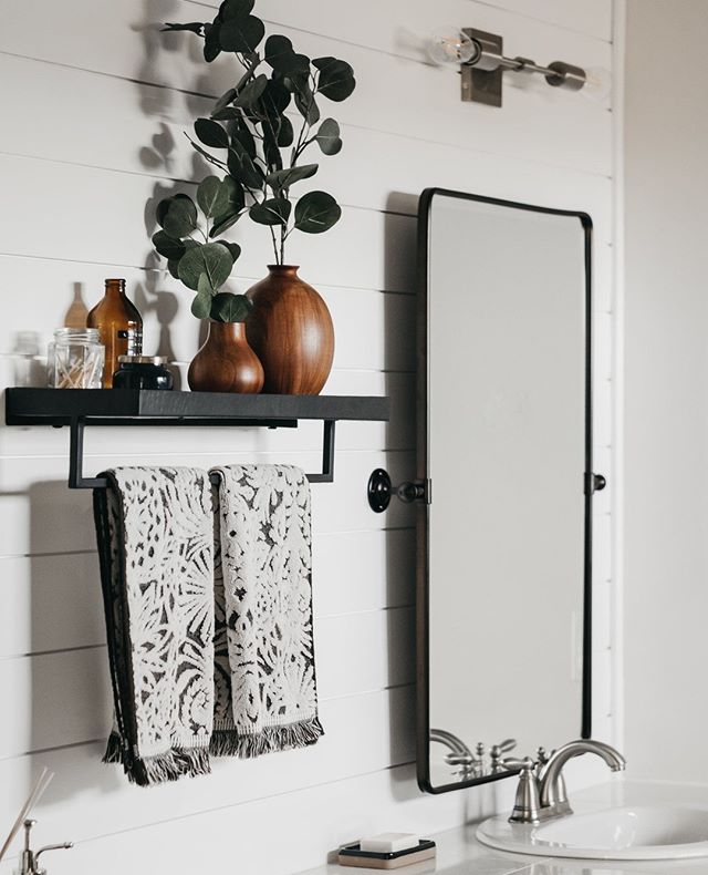 How do you decorate your bathroom? 🚽⁠
.⁠
A simple floating shelf decorated with items like plants, picture frames or small figures can transform the look of any blank wall.⁠
.⁠
.⁠
.⁠
.⁠
⁠ #interiordesign #design #home #homedecor #bathroomdesign #int