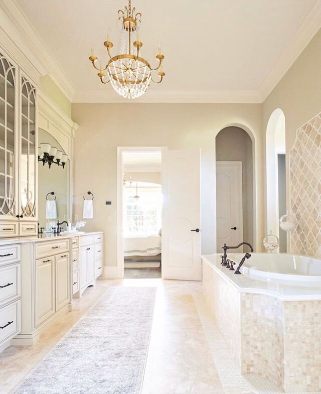 Bathroom goals. 🙌🏻⁠
.⁠
📸: @annerueinteriors⁠
.⁠
.⁠
⁠#luxuryhomes #haurysmith⁠⁠⁠
#architecture #design #kitchen #home #kitchengoals #builder #realestate #building ⁠⁠#constructionlife #luxuryhome #inspiration#designer #homebuilder #nashvilleconstruc