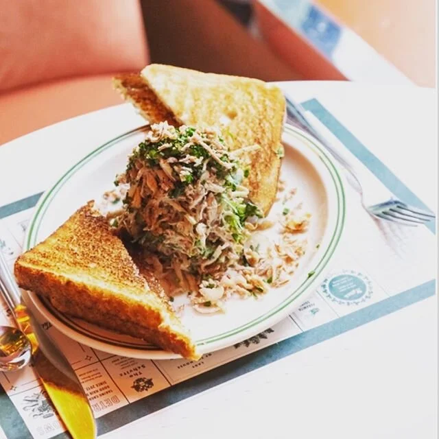 It&rsquo;s lunchtime!
Have you tried the best chicken salad in the world? (Or at least we think it is.. 😜). At @karlsdetroit, we use the same recipe preparation as the famous #roast chicken from our sister restaurant @ladyofthehousedetroit . 
Served